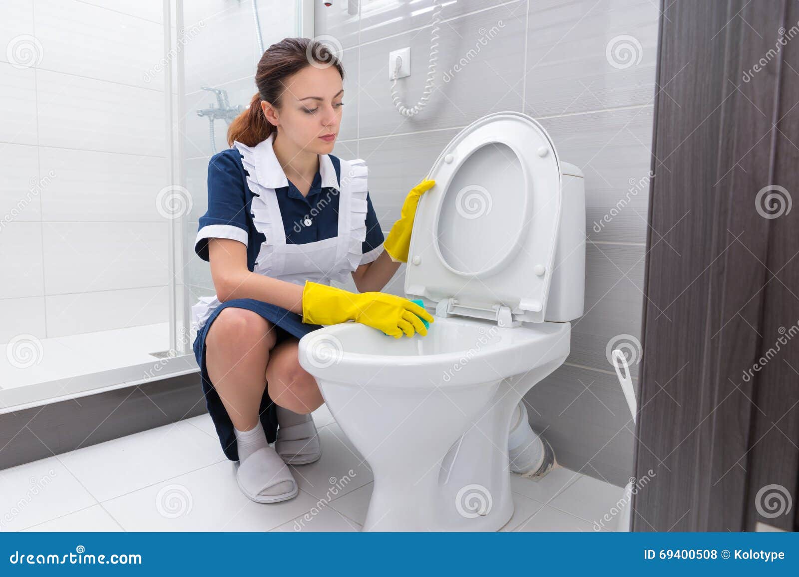 File:Woman cleaning toilets.jpg - Wikipedia