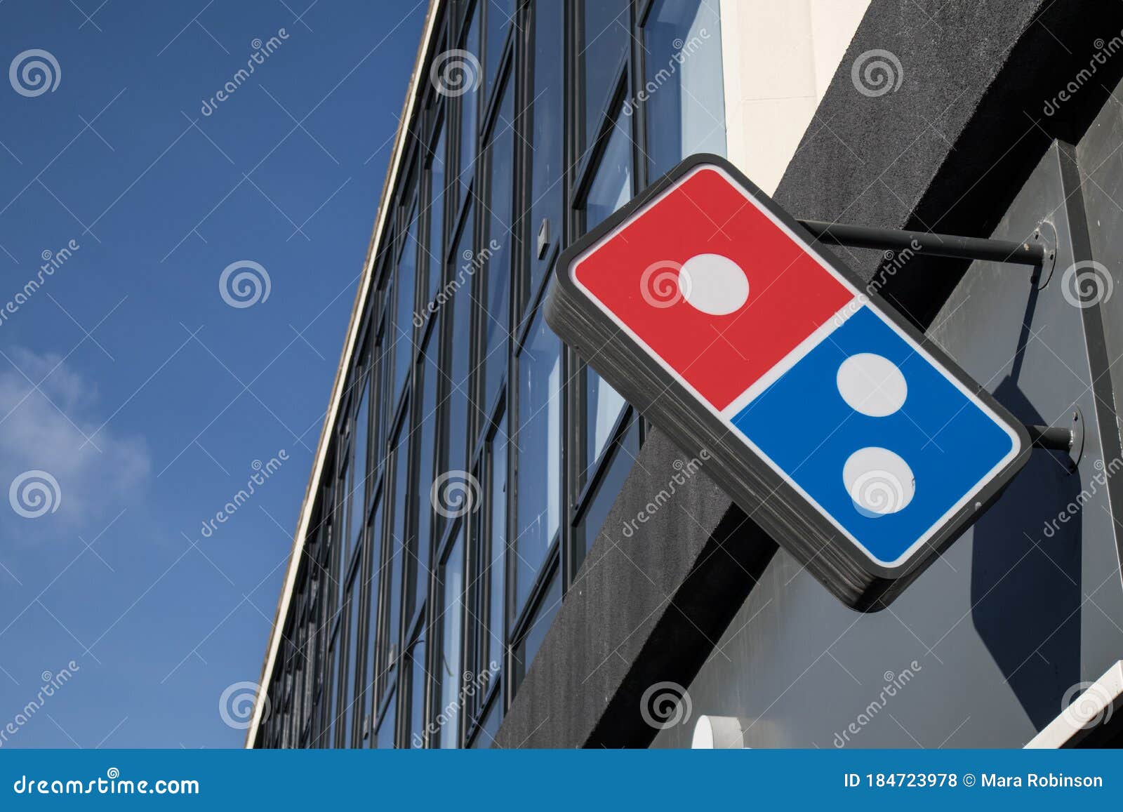 Dominos Pizza Sacar El Logotipo Del Restaurante Signo En El Exterior Del  Edificio Foto de archivo editorial - Imagen de azul, inglés: 184723978