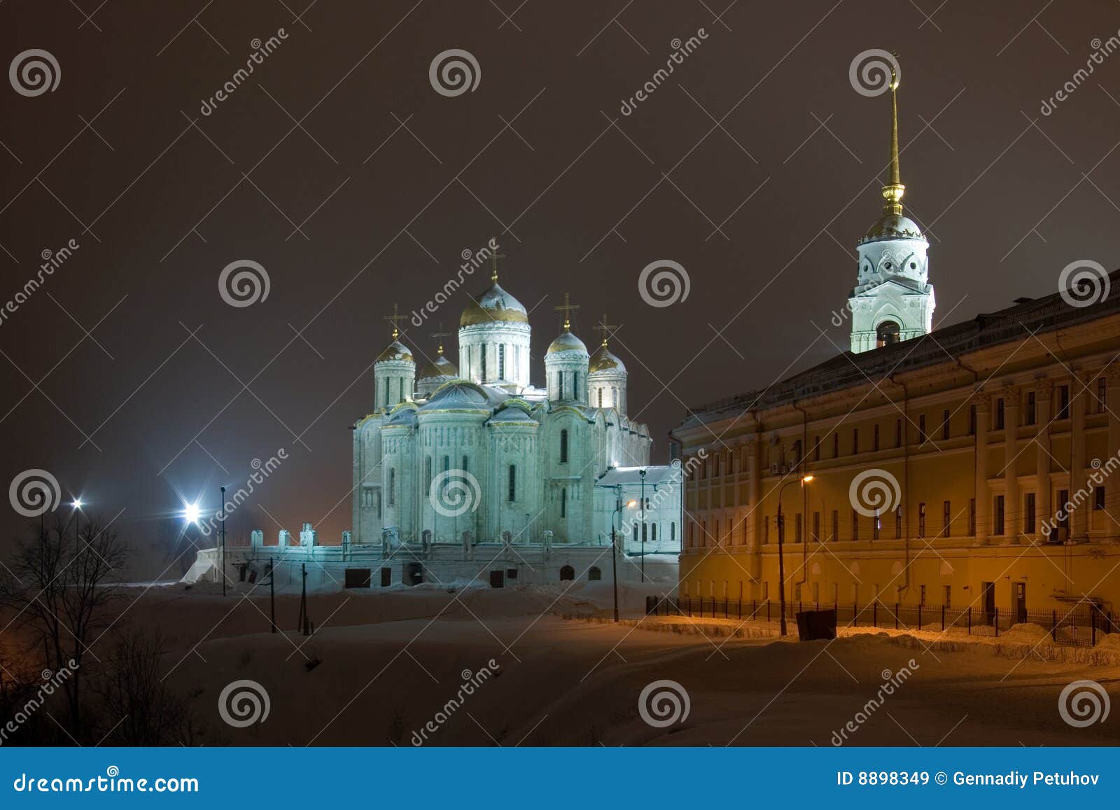 Domkyrkadormitionrussia vladimir. För russia för domkyrkadormitionnatt vinter för vladimir sikt