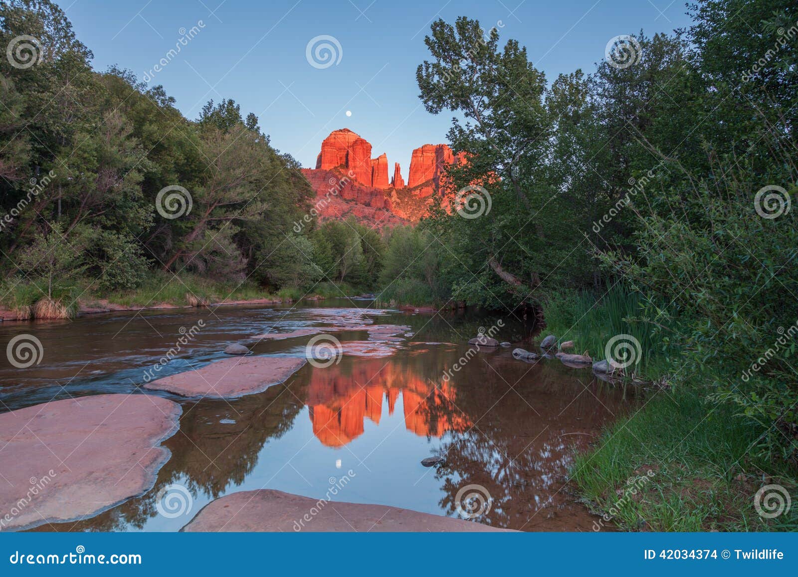 Domkyrkan vaggar Moonrisereflexion. En scenisk landskapreflexion av moonrisen över domkyrka vaggar sedonaen arizona