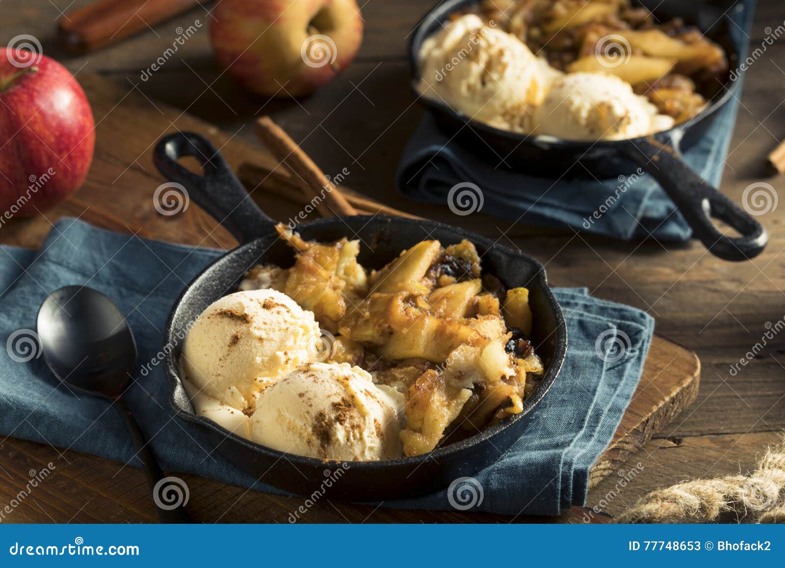 Domowej roboty Smażeni Cynamonowi Cukrowi jabłka z lody