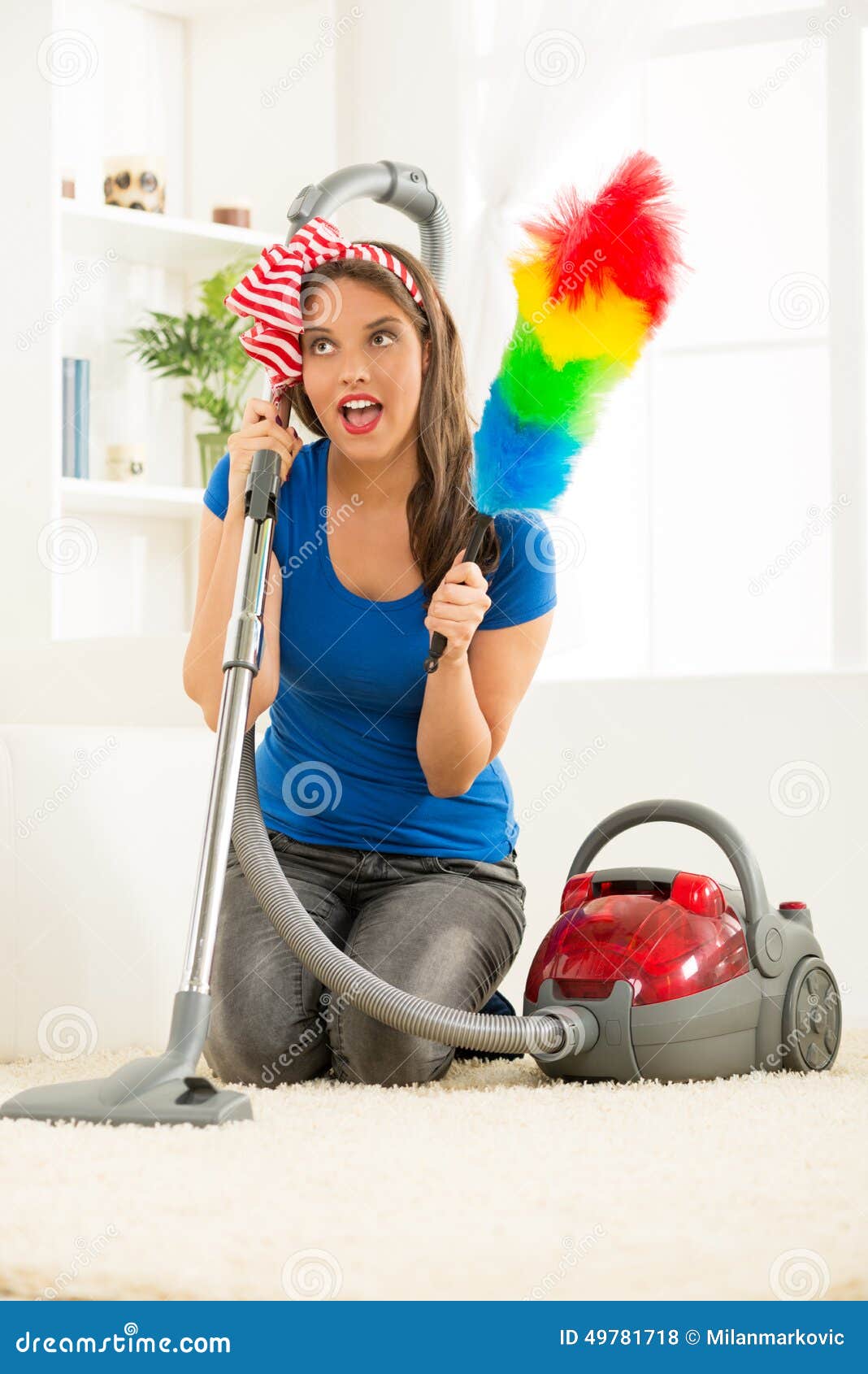 Dona De Casa with Vacuum Cleaner E Espanador Foto de Stock Imagem de