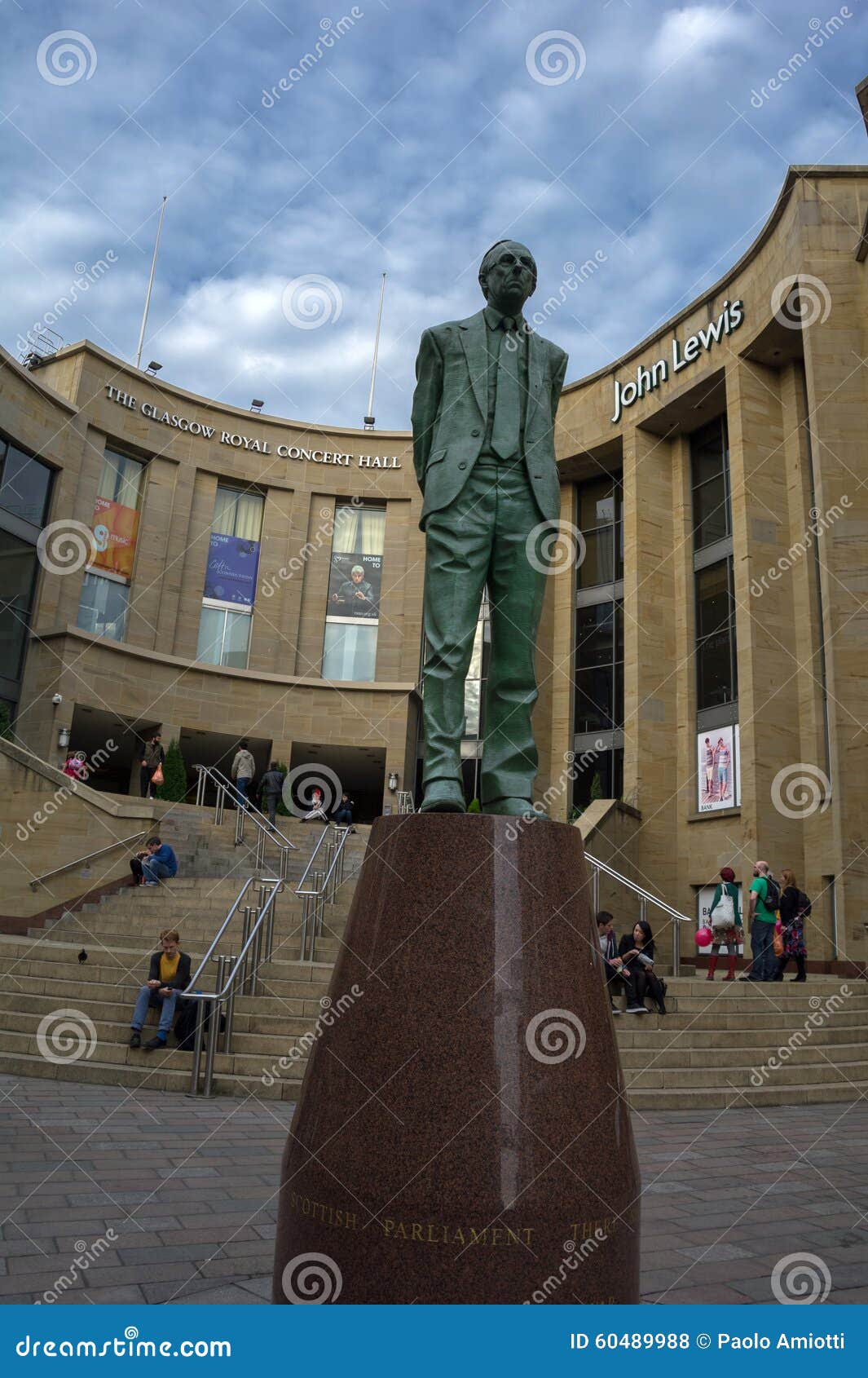 Donald dewar statua na zewnątrz królewskiej filharmonii w Glasgow