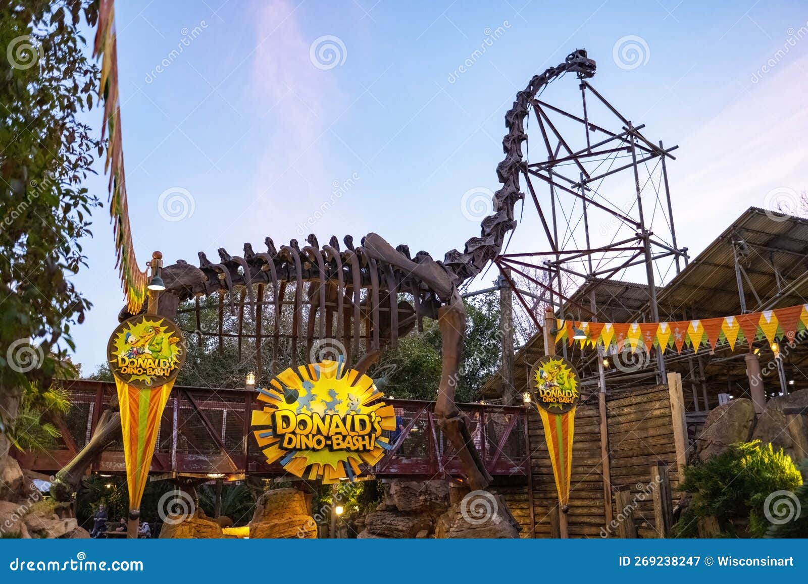 Saiba tudo sobre Donald's Dino-Bash no Animal Kingdom - Pelo Mundo Disney