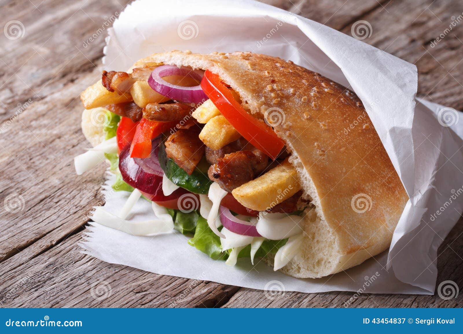 Doner-Kebab Mit Fleisch, Gebratenen Kartoffeln Und Gemüse Stockbild ...