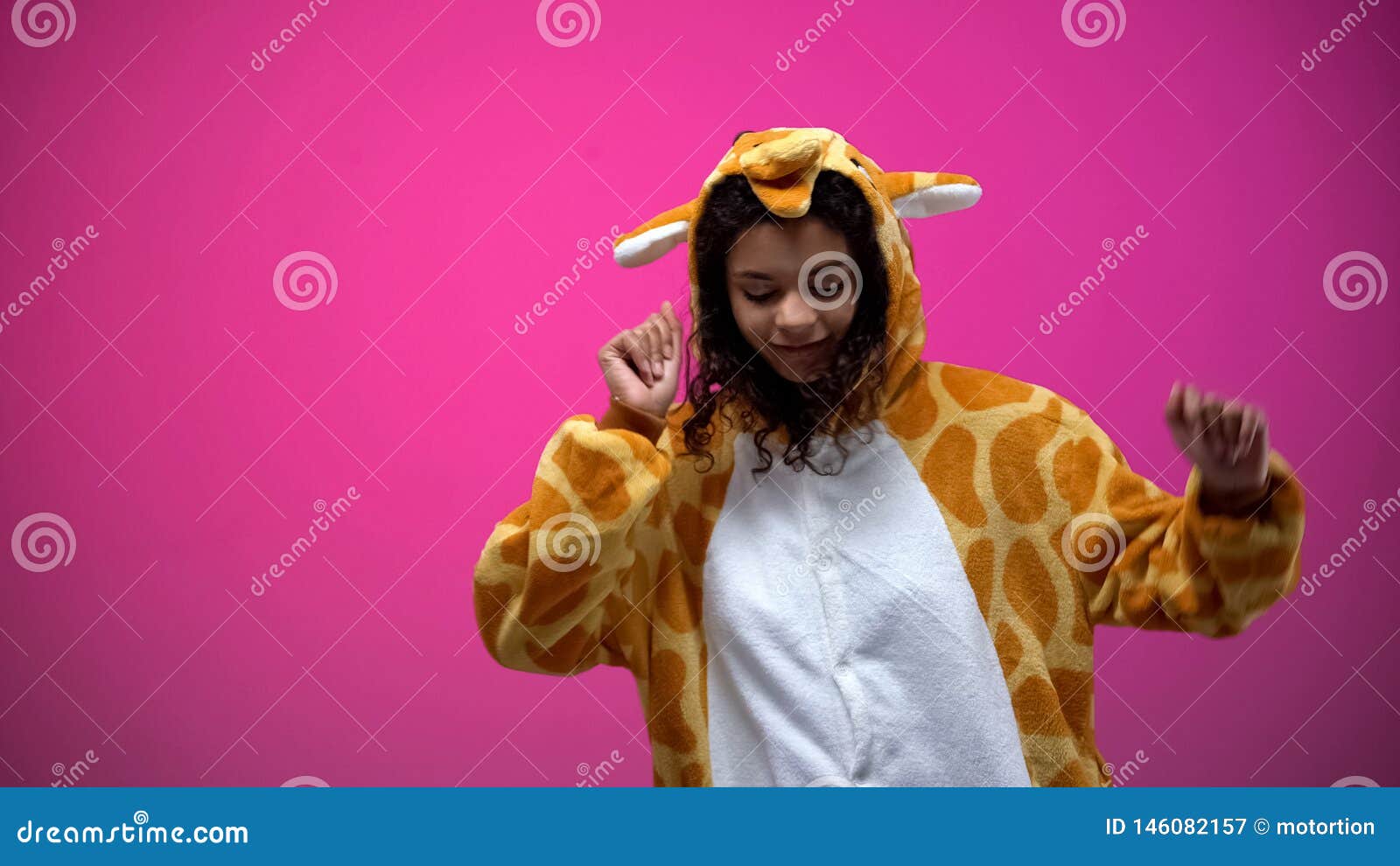 Donna Afroamericana Nel Ballare Divertente Dei Pigiami Della Giraffa  Isolata Su Fondo Rosa Immagine Stock - Immagine di ballare, divertimento:  146082157