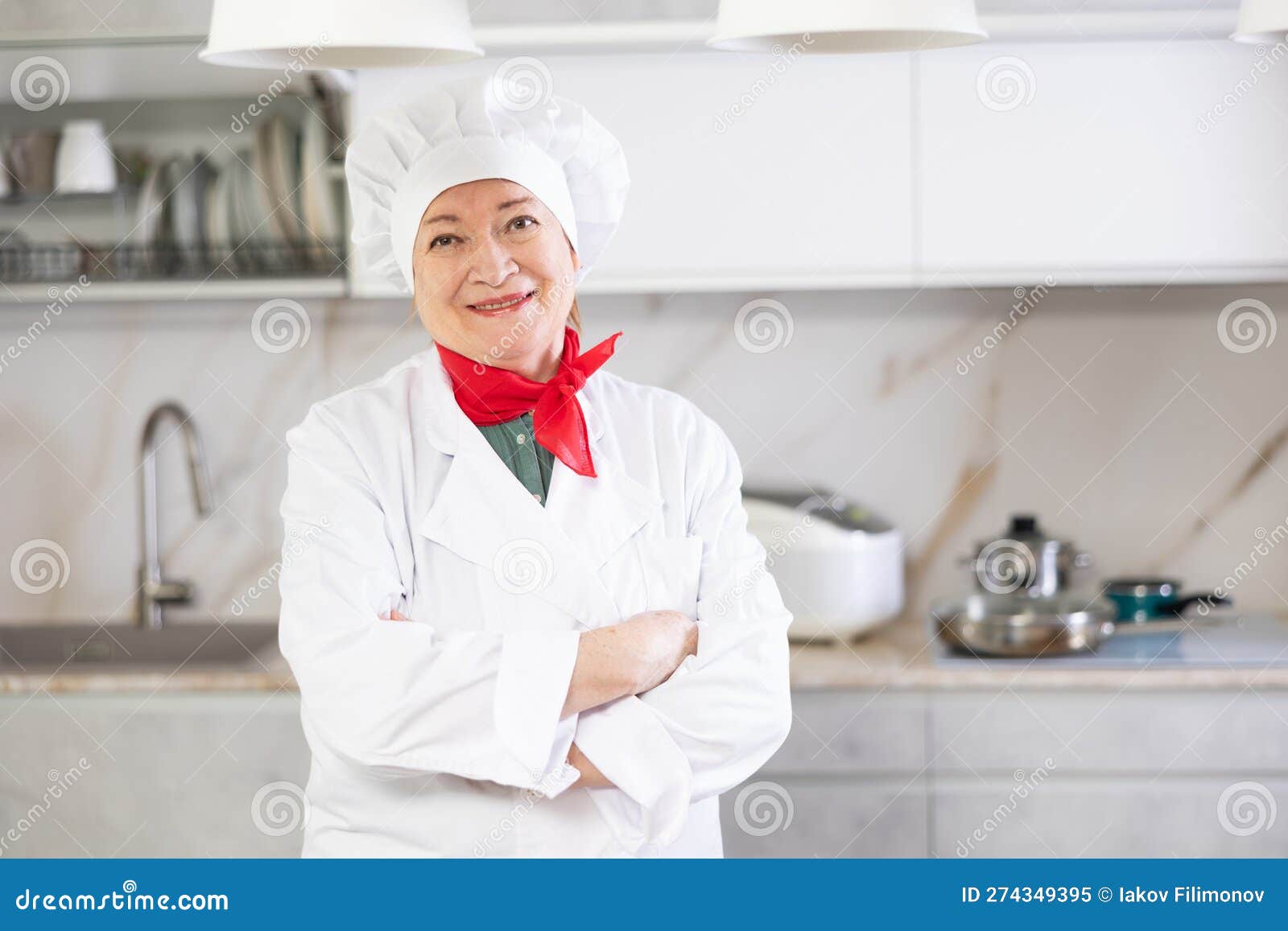 Donna Anziana Cuoca Con Il Cappello E L'uniforme Bianca in Cucina E Pensa  Di Preparare Il Cibo Immagine Stock - Immagine di invecchiato, cucina:  274349395