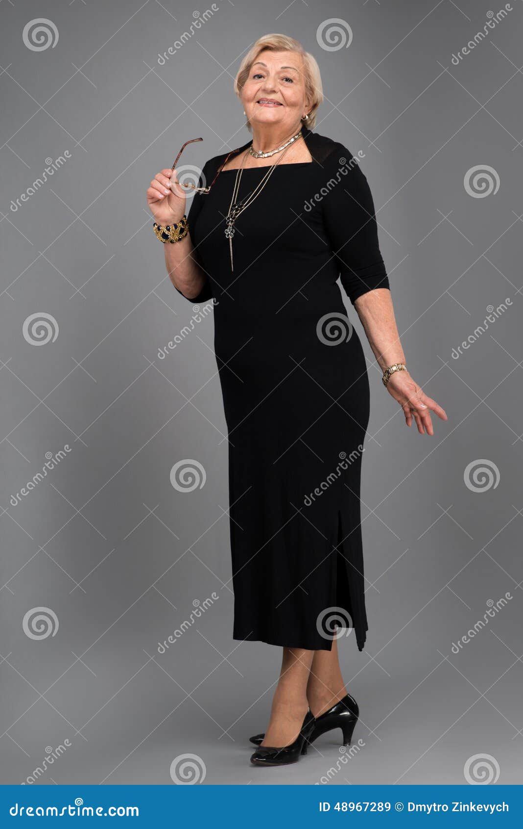 Donna Anziana in Vestiti Eleganti Immagine Stock - Immagine di felice,  signora: 48967289