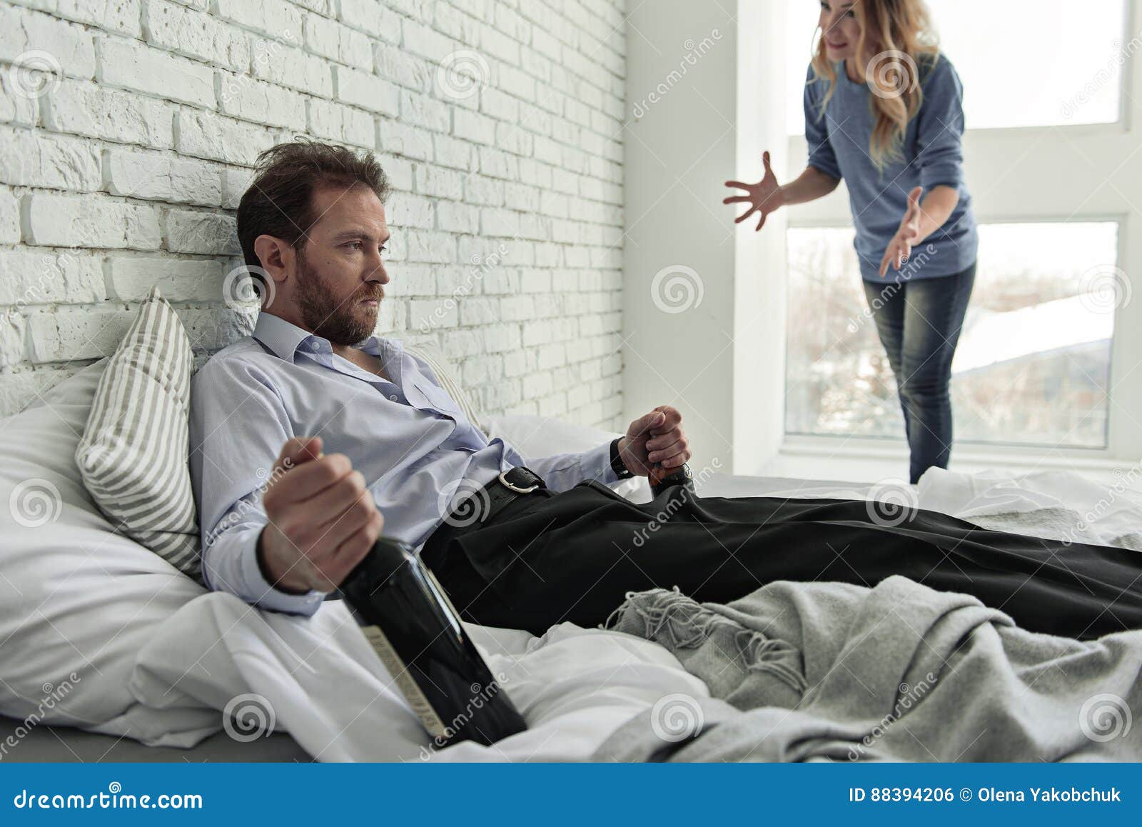 Donna Arrabbiata Che Parla Al Marito Fotografia Stock - Immagine di