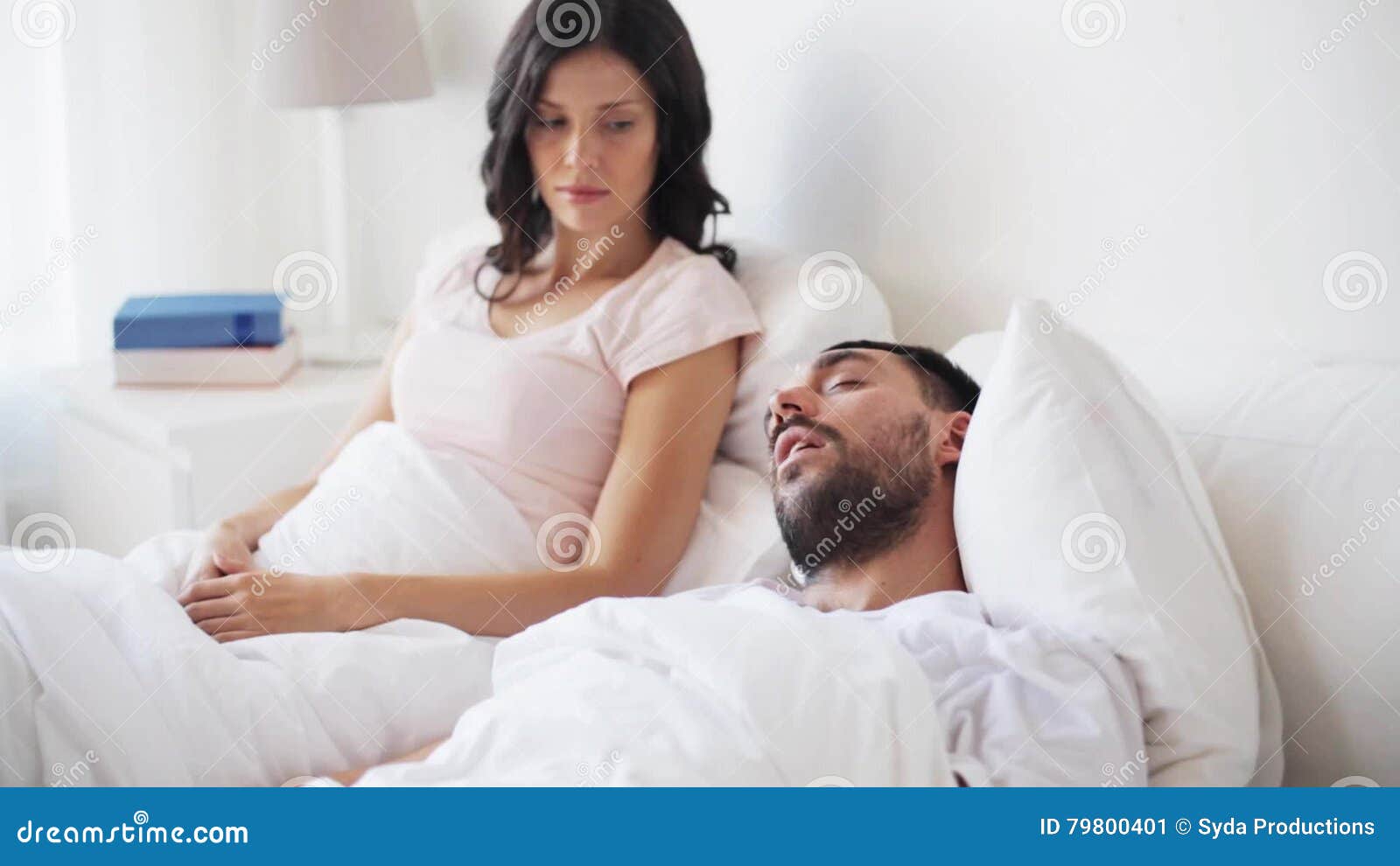 Donna Arrabbiata Che Sveglia Uomo Che Dorme A Letto Archivi Video Video Di Base Lifestyle 79800401