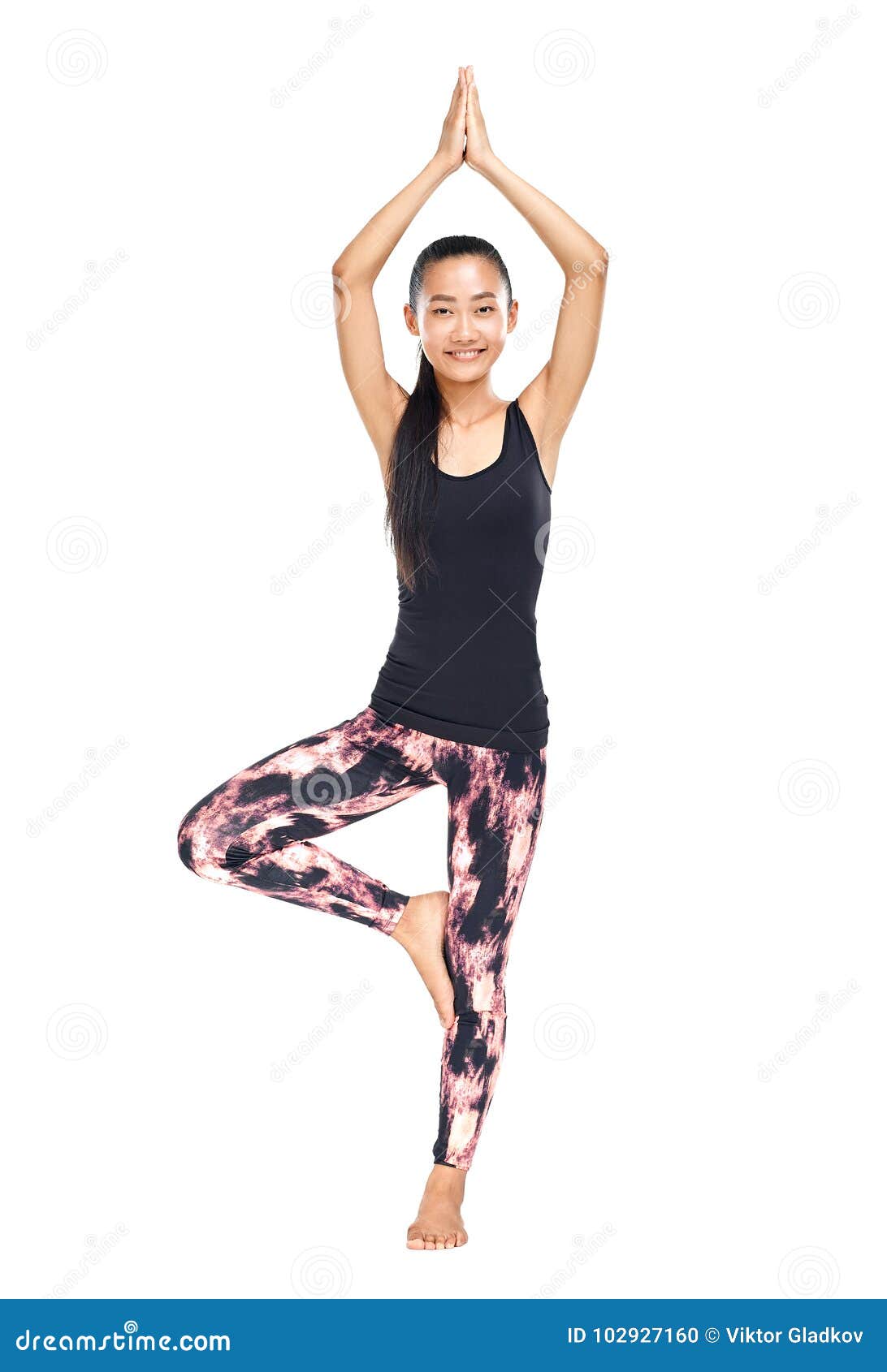 La donna asiatica atletica che sta nell'albero Vrikshasana di posa di yoga ha isolato Ragazza che esercita e che fa asana Yoga o ginnastica di pratica di modello femminile Armonia, meditazione, concetto sano di stile di vita