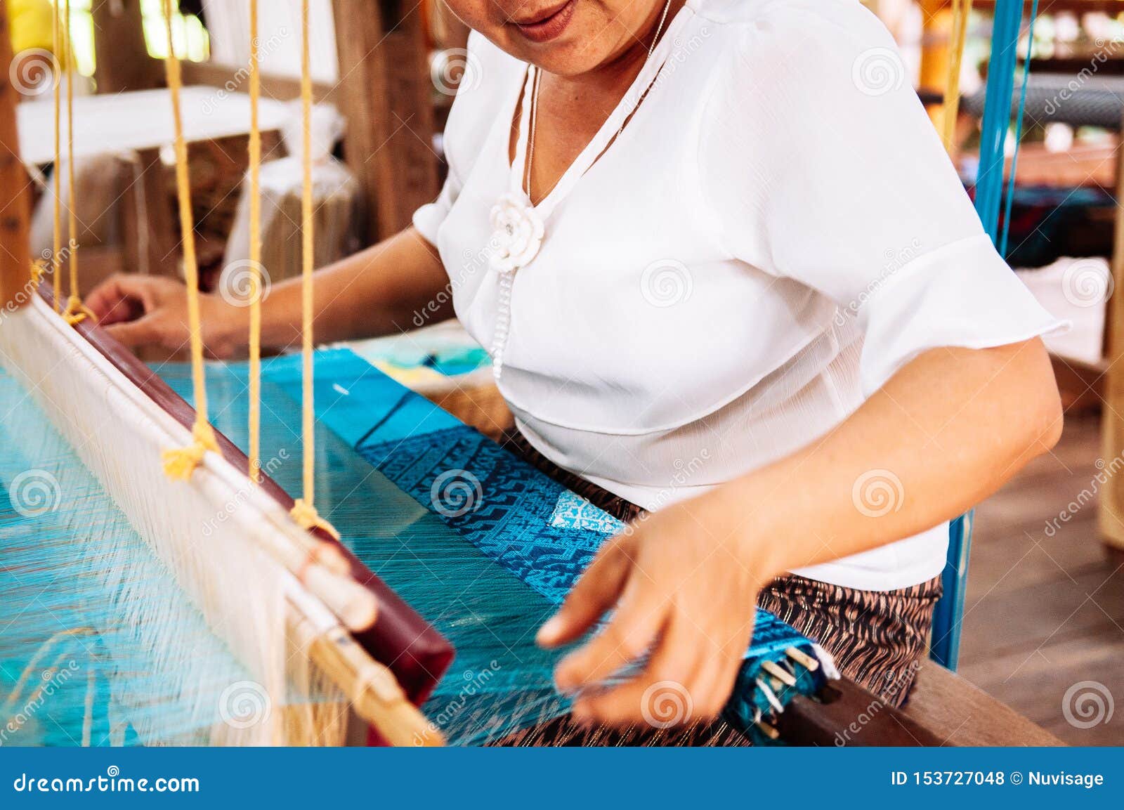 Donna Asiatica Che Lavora Al Telaio Per Tessitura Di Legno Di Stile D Annata Del Laos Con Fibra Di Seta Fotografia Stock Editoriale Immagine Di Arte Stringa