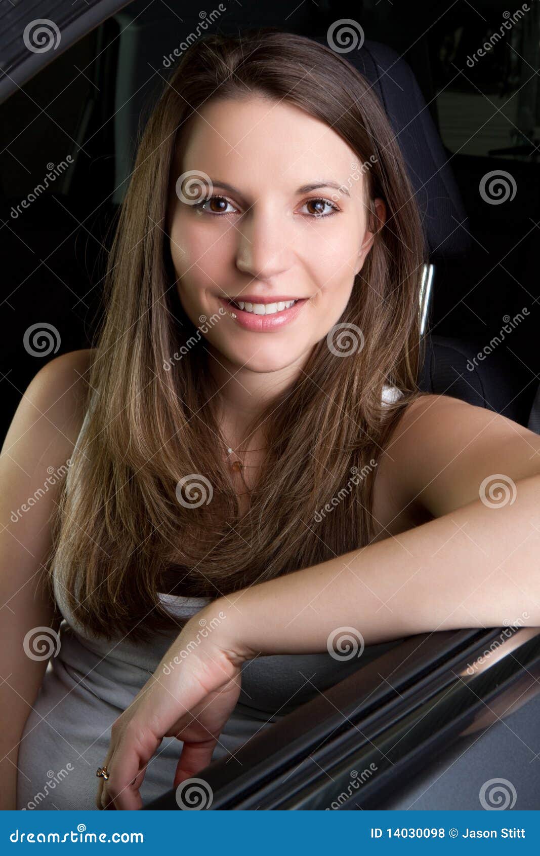Bello driver della donna in automobile