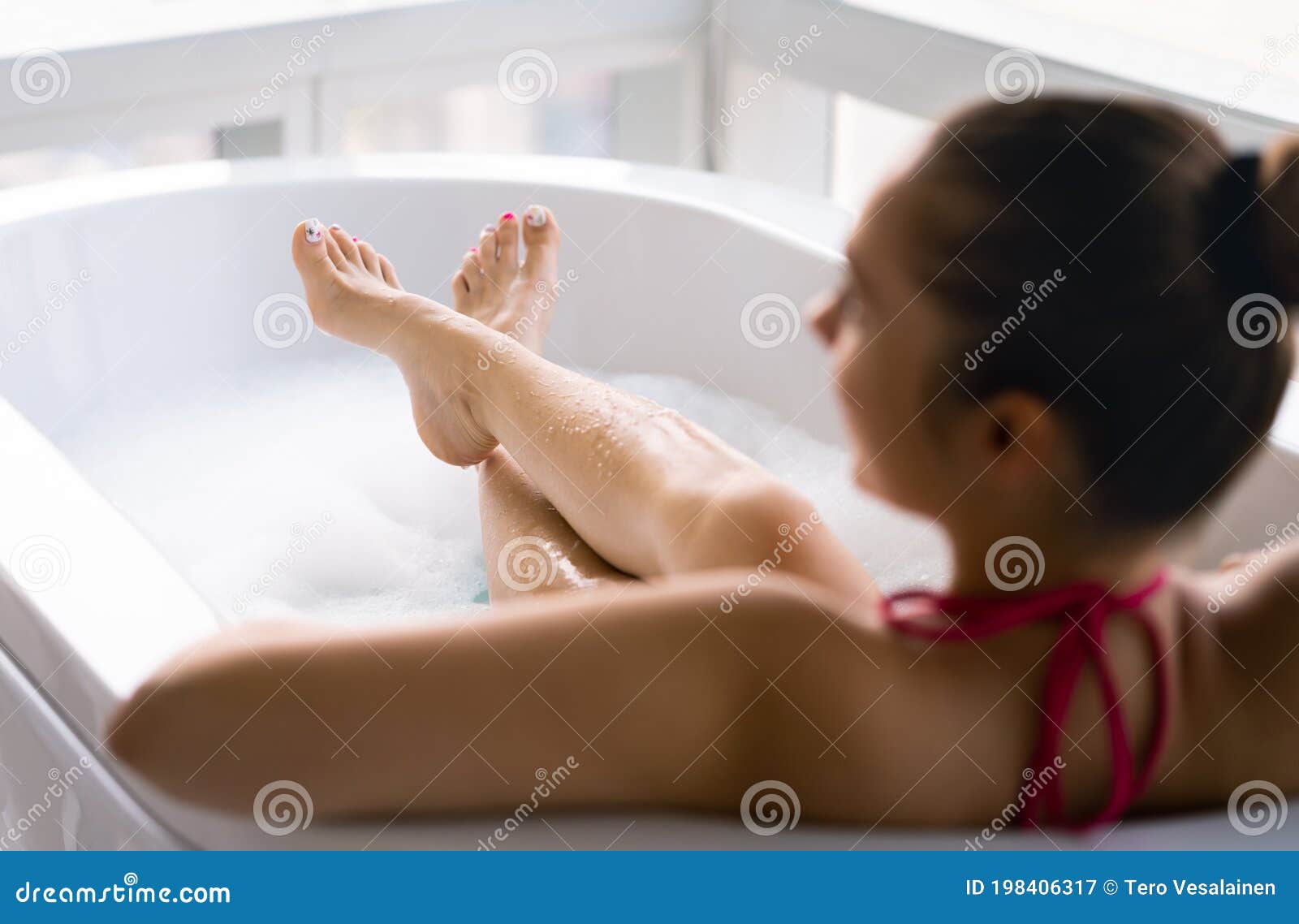 Donna in Bagno Di Bolle Dopo Pedicure E Smalto Per Unghie Dei Piedi.  Signora Che Si Rilassa Nella Vasca Da Bagno. Zampe Bagnate Pu Immagine  Stock - Immagine di distendasi, salute: 198406317