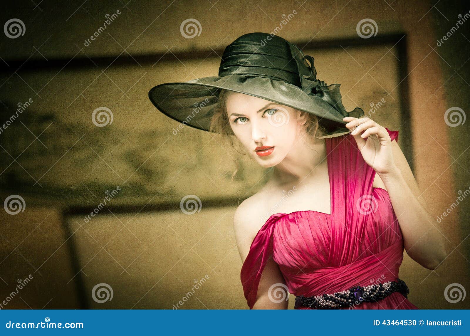 AFFASCINANTE SIGNORA BIONDA VOGLIOSA ITALIANA AFFASCINANTE SIGNORA BIONDA VOGLIOSA ITALIANA