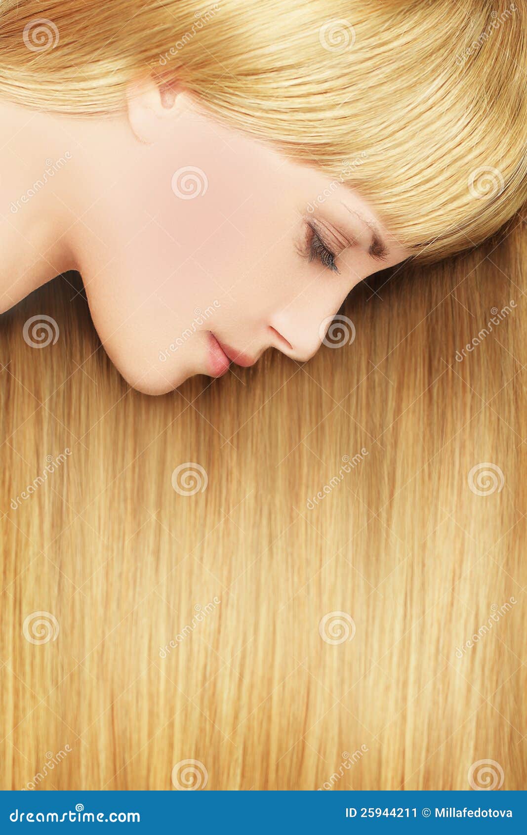 Donna bionda - bei capelli immagine stock. Immagine di ...