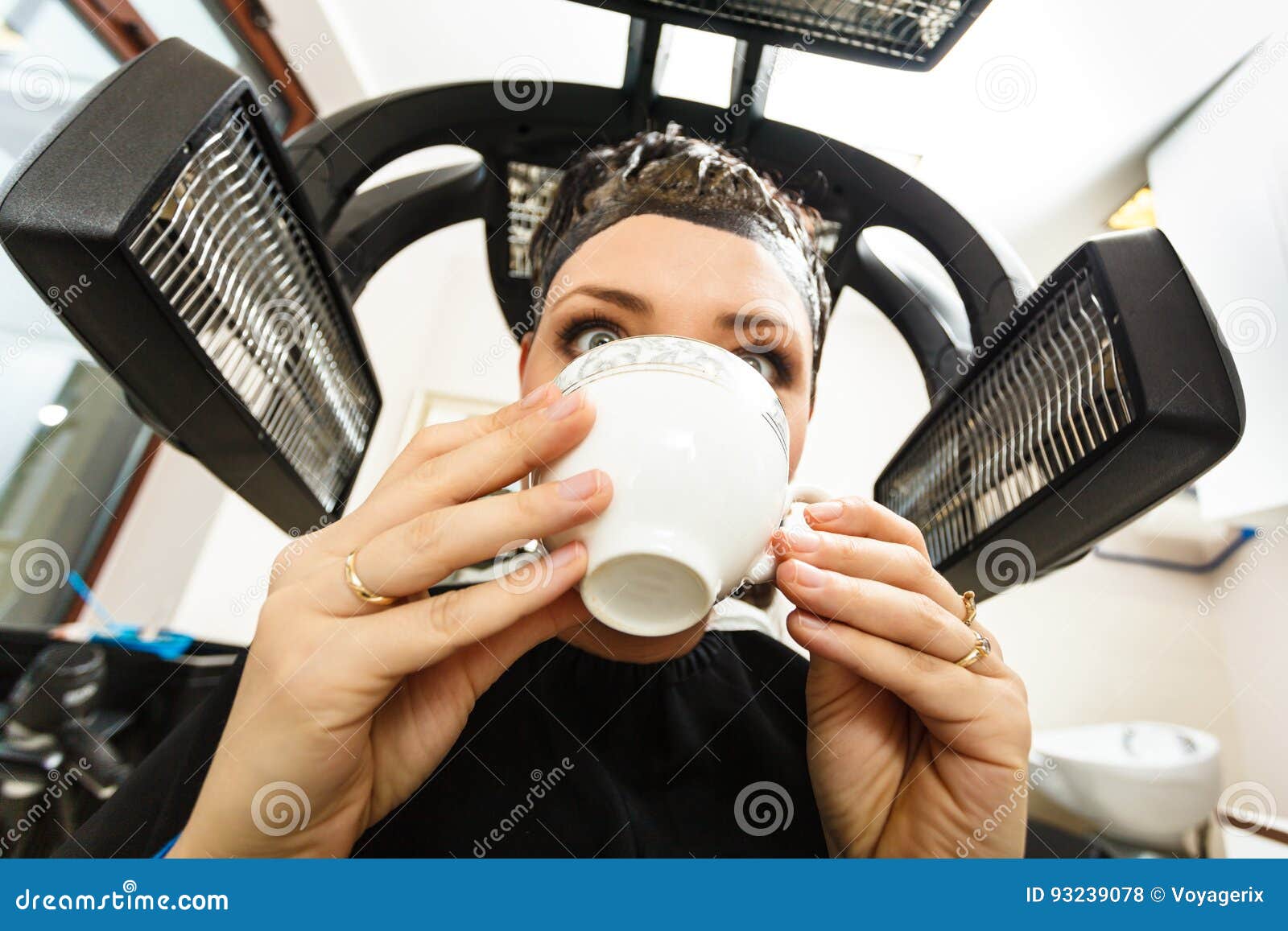Donna in Caffè Bevente Del Parrucchiere Sotto La Macchina Fotografia Stock  - Immagine di designazione, cliente: 93239078