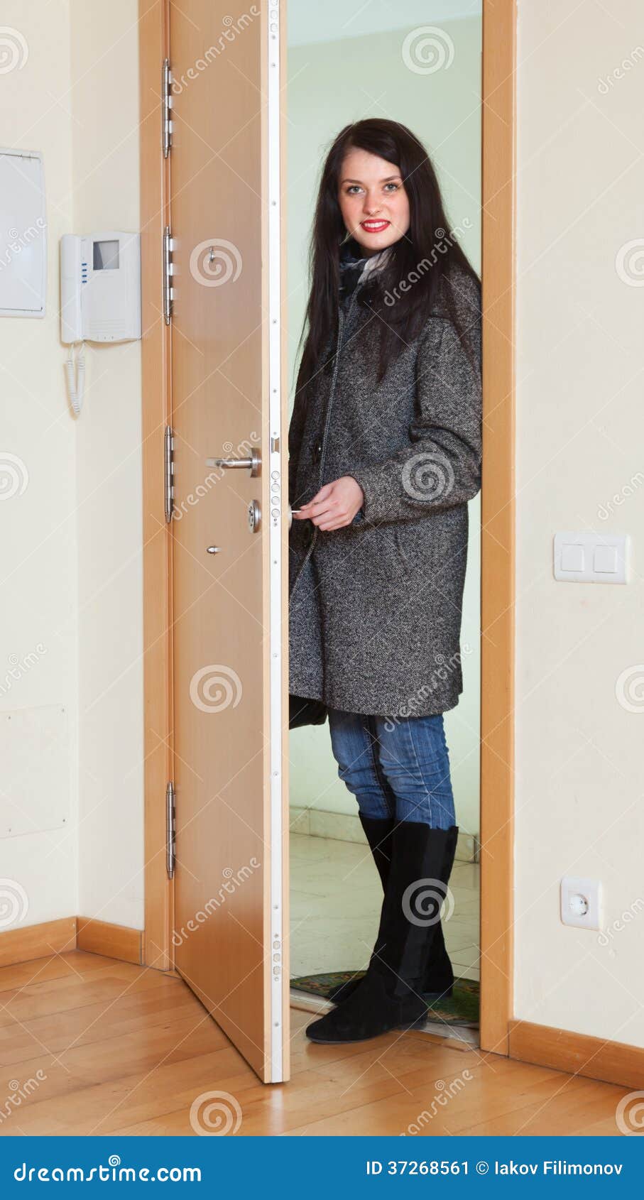 Жена открывает дверь мужу