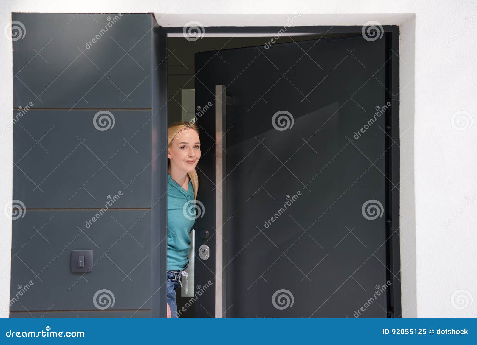 Donna Che Apre La Sua Porta Della Casa Immagine Stock Immagine di