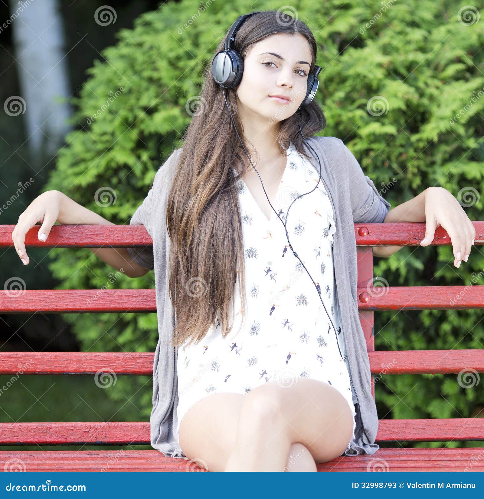 Donna che ascolta la musica. Musica d'ascolto della bella donna all'aperto nel parco.