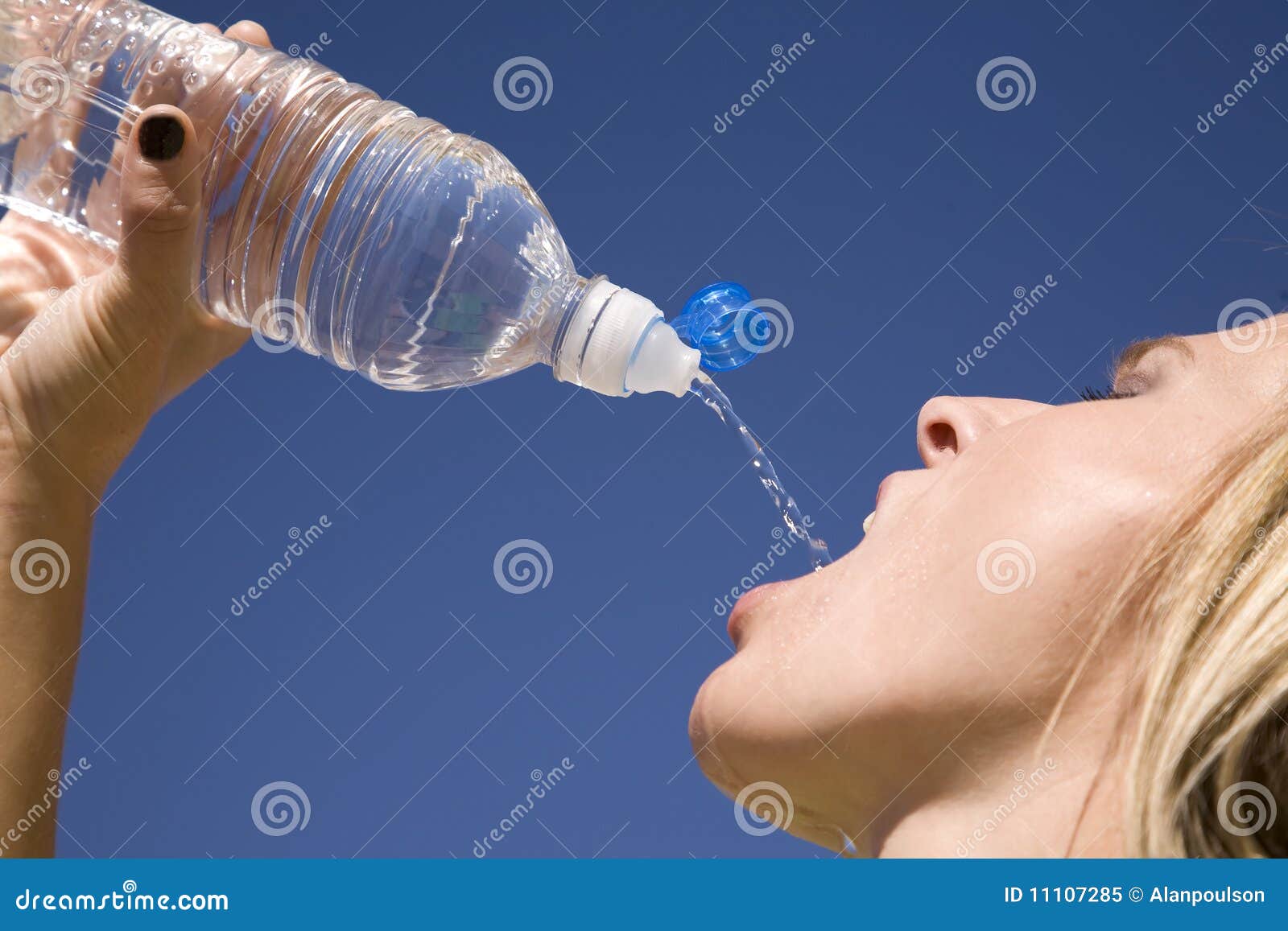 Sognare Di Bere Acqua Dalla Bottiglia Donna Che Beve Dalla Bottiglia Di Acqua Immagine Stock - Immagine di