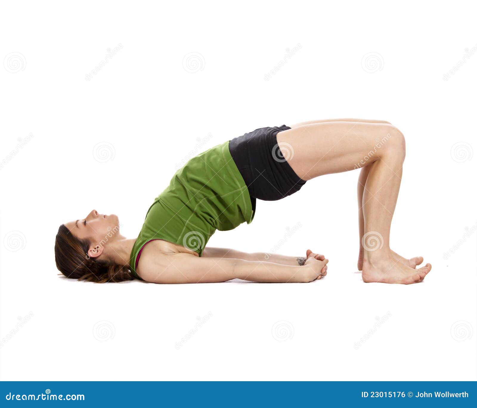 Donna che fa yoga, posizione del ponticello, percorso di residuo della potatura meccanica