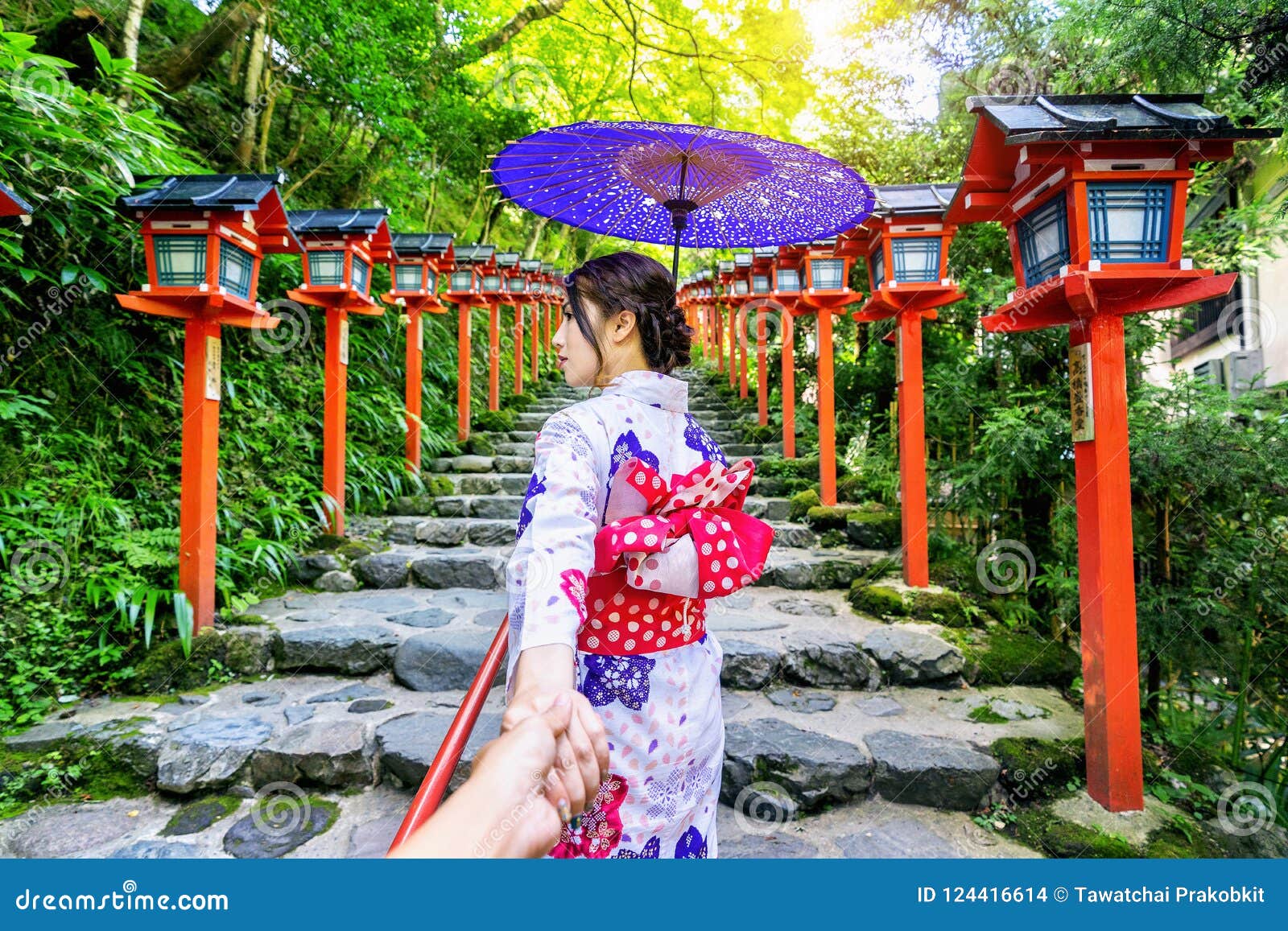 Donna Che Indossa La Mano Tradizionale Giapponese Del ` S Dell'uomo Della  Tenuta Del Kimono E Che Lo Conduce Al Santuario Di Kifu Fotografia Stock -  Immagine di bambù, piombo: 124416614