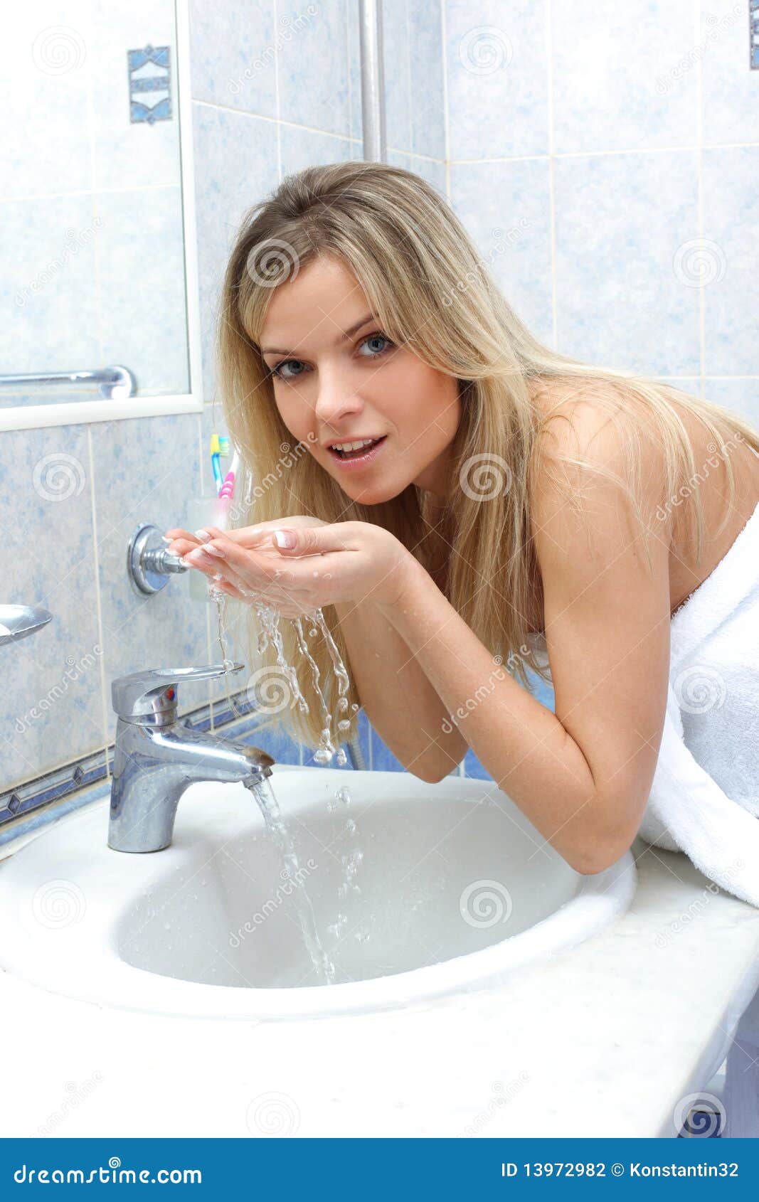 Женщина подмывается видео. Девушка подмывается. Красивые женщины подмываются. Юная в ванной. Красивая девушка моется в ванной.