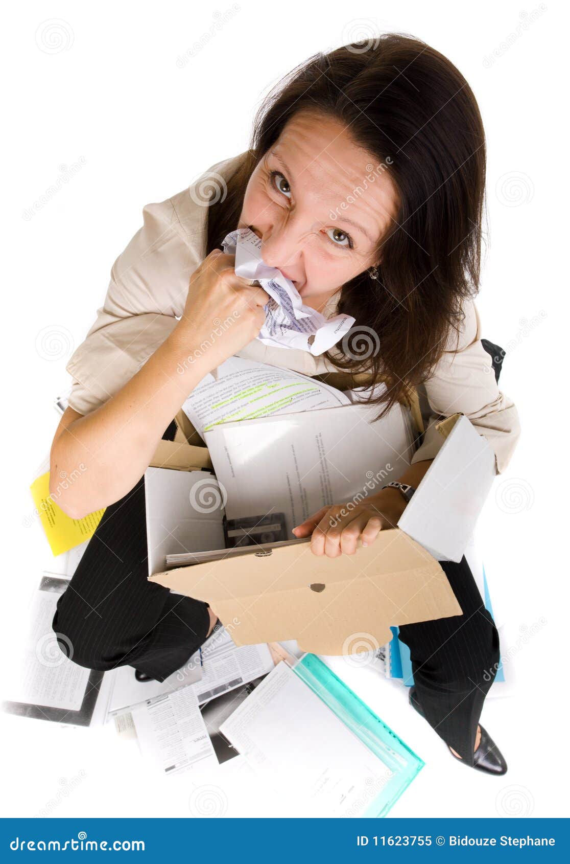 Жую бумагу почему. Ест бумагу. Человек ест бумагу. Женщина ест бумагу. Бухгалтер в бумагах.