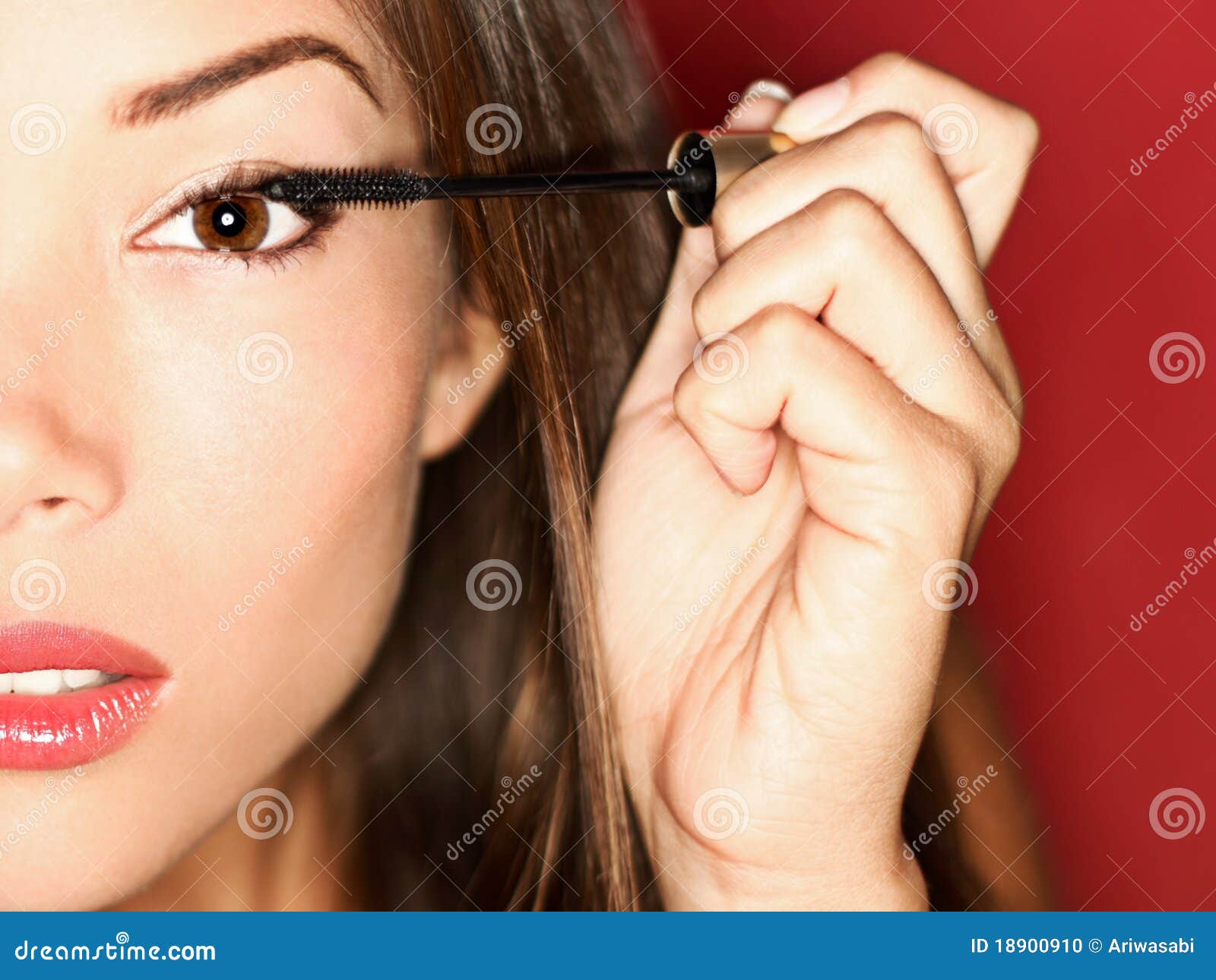 Donna Che Mette Trucco Della Mascara