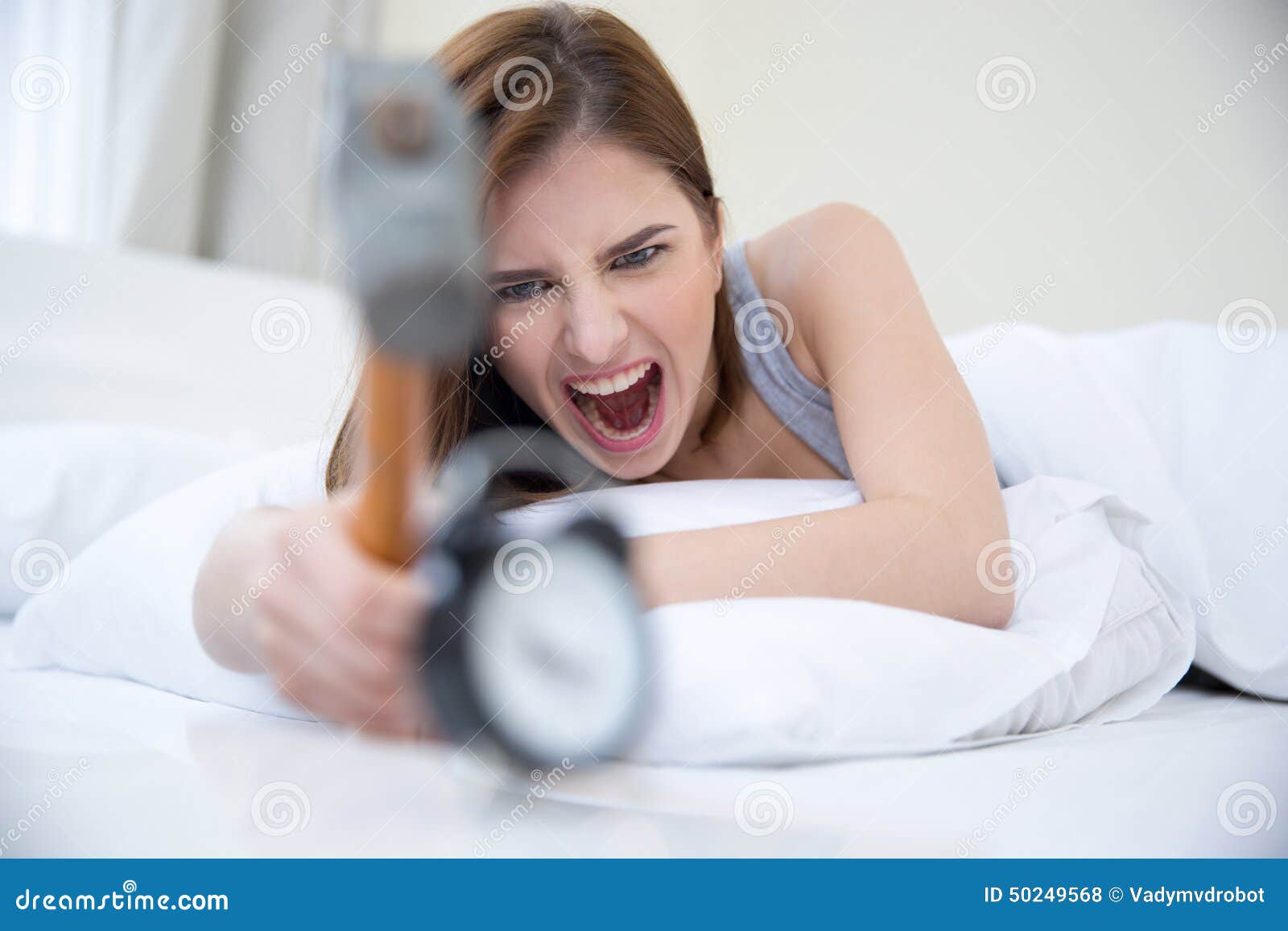 Donna Che Non Vuole Alzarsi Fotografia Stock - Immagine di martello