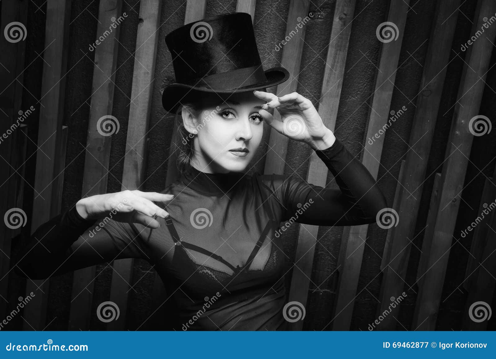 Donna Che Porta Un Cappello a Cilindro Immagine Stock - Immagine di faccia,  umano: 69462877