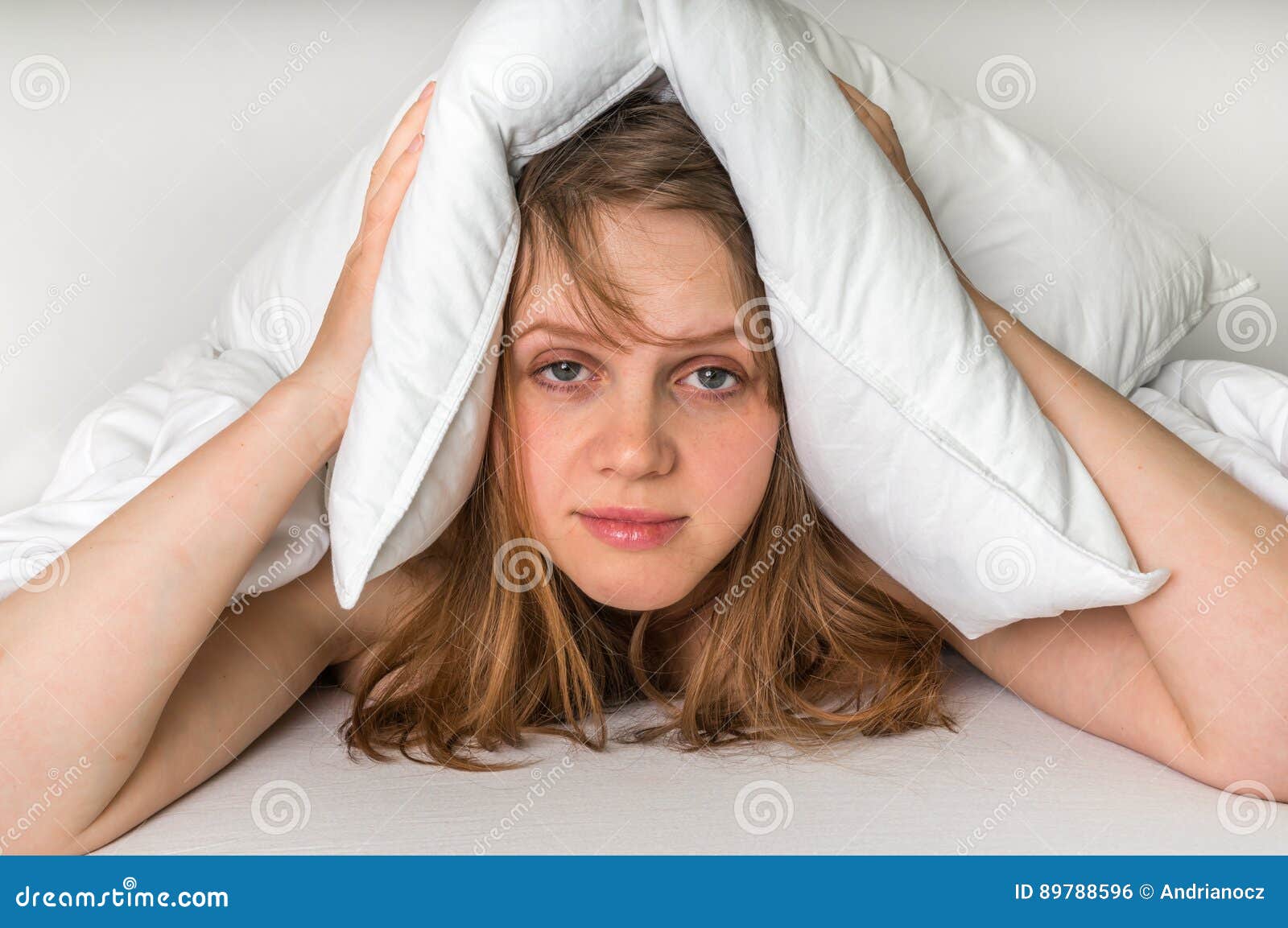 Dormire Con Il Braccio Sotto Il Cuscino Donna Che Prova A Dormire, Lei Orecchie Della Copertura Con Il Cuscino