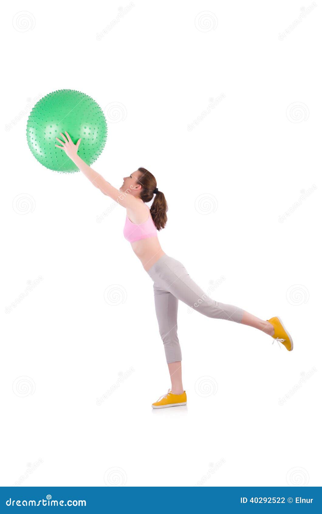Donna che si esercita con la palla svizzera su bianco