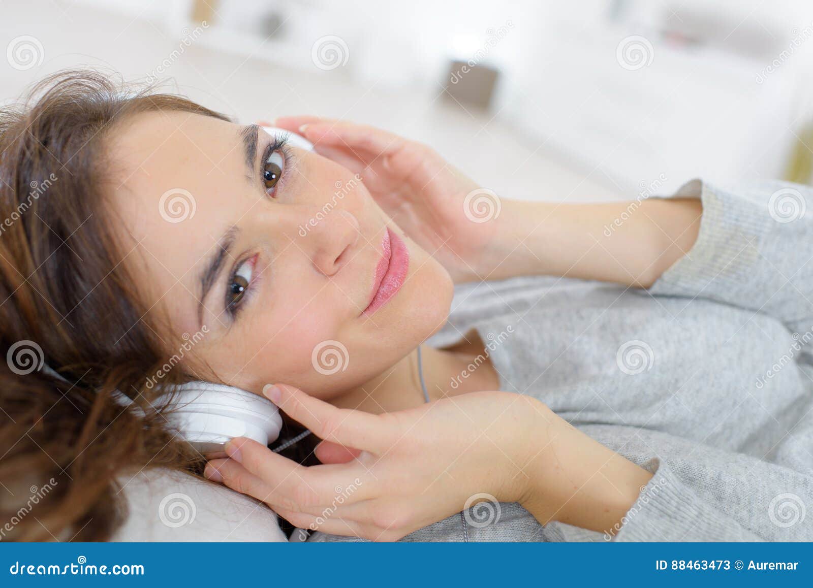 Donna Che Si Rilassa Alla Musica Immagine Stock Immagine di interno