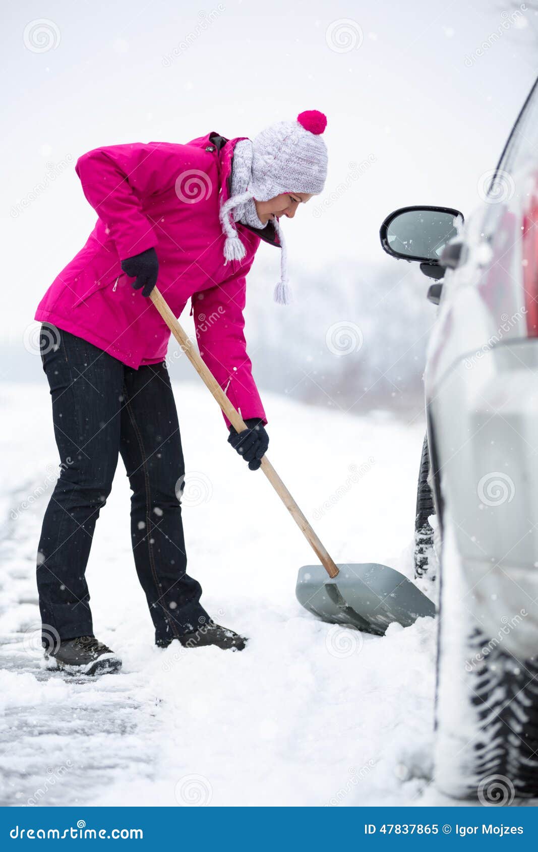 Помощь снежку. Женщина убирает снег. Копать снег. Девушка убирает снег лопатой. Девушка лопата снег.