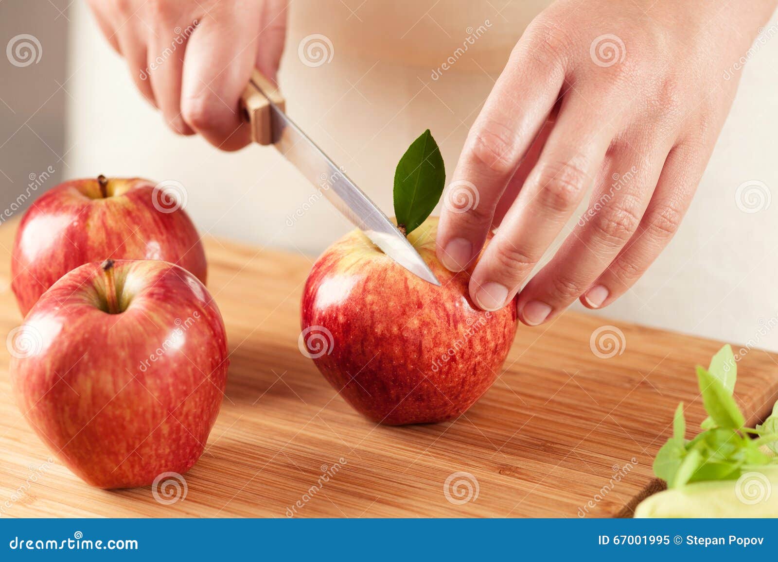 Donna che taglia una mela immagine stock. Immagine di frutta - 67001995