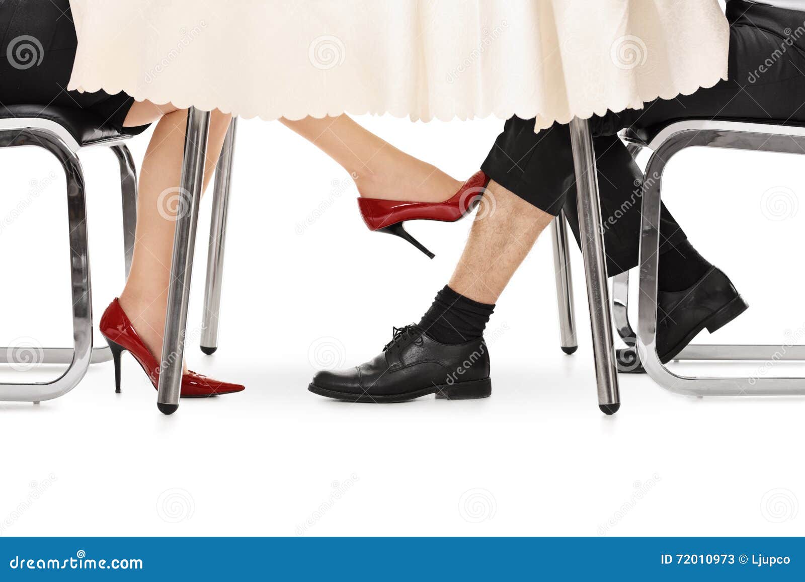 Quel Che Tocca A Tavola Donna Che Tocca Un Tipo Sotto Una Tavola Immagine Stock - Immagine di