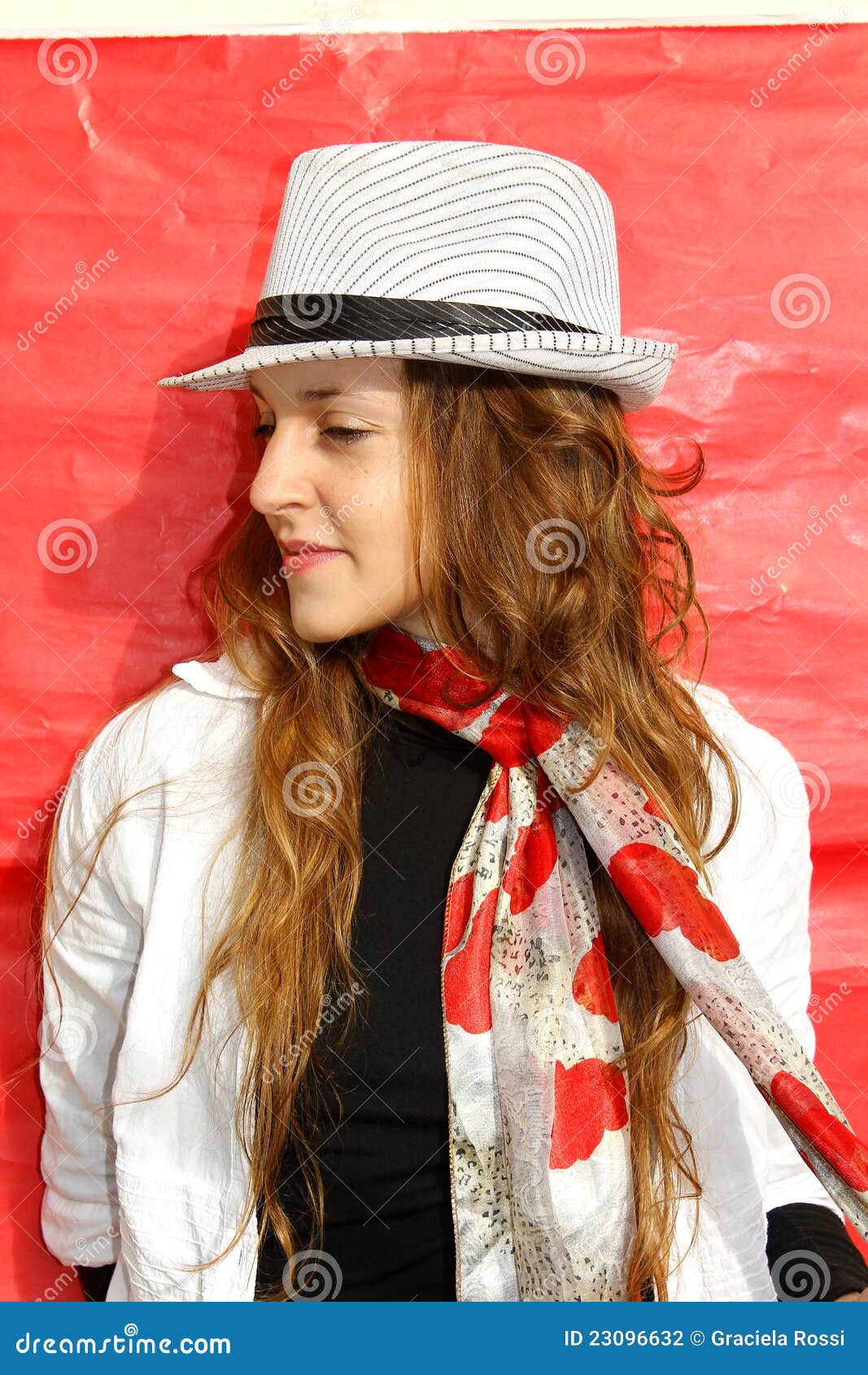 Donna con il cappello fotografia stock. Immagine di ...