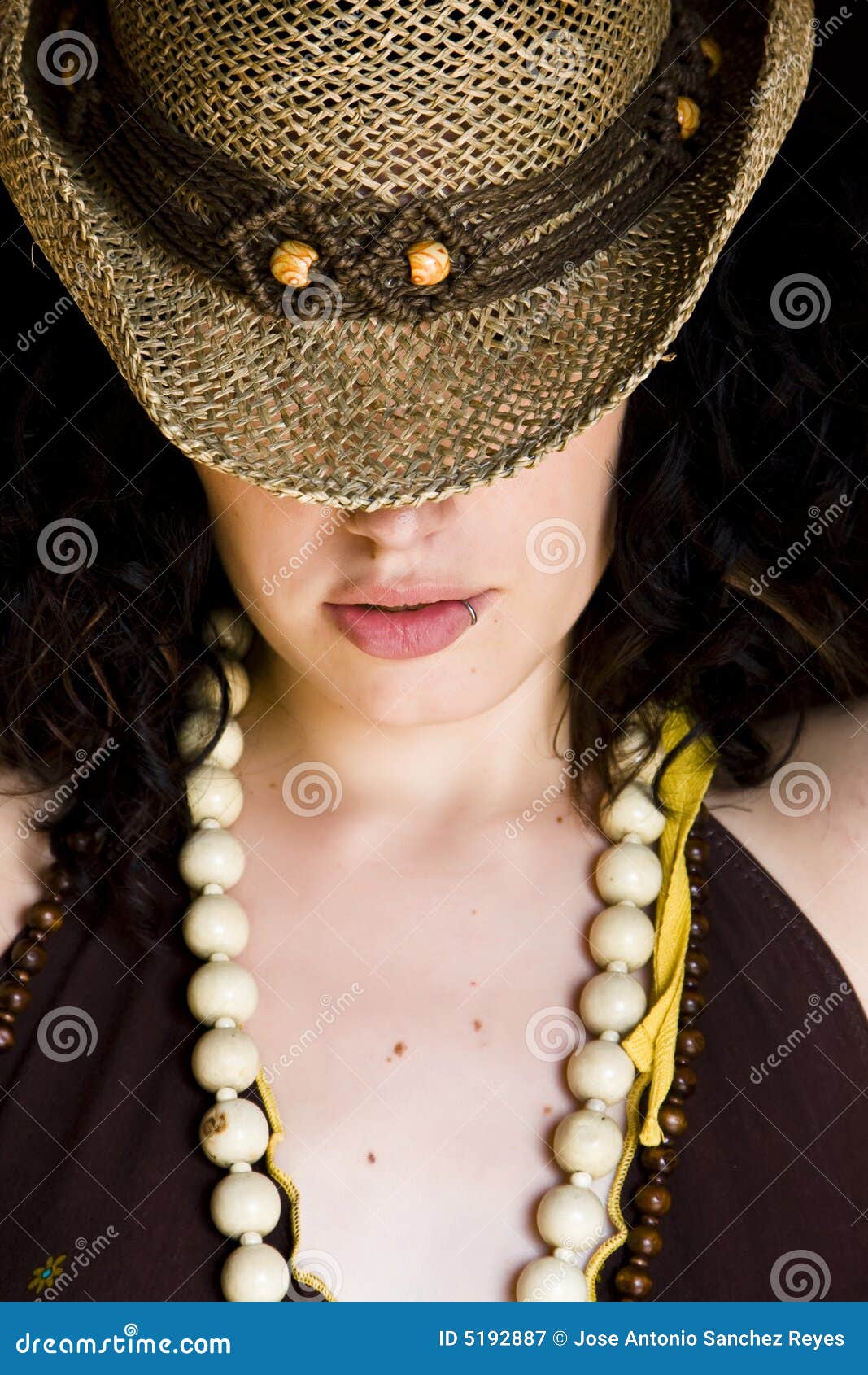 Donna con il cappello immagine stock. Immagine di ...