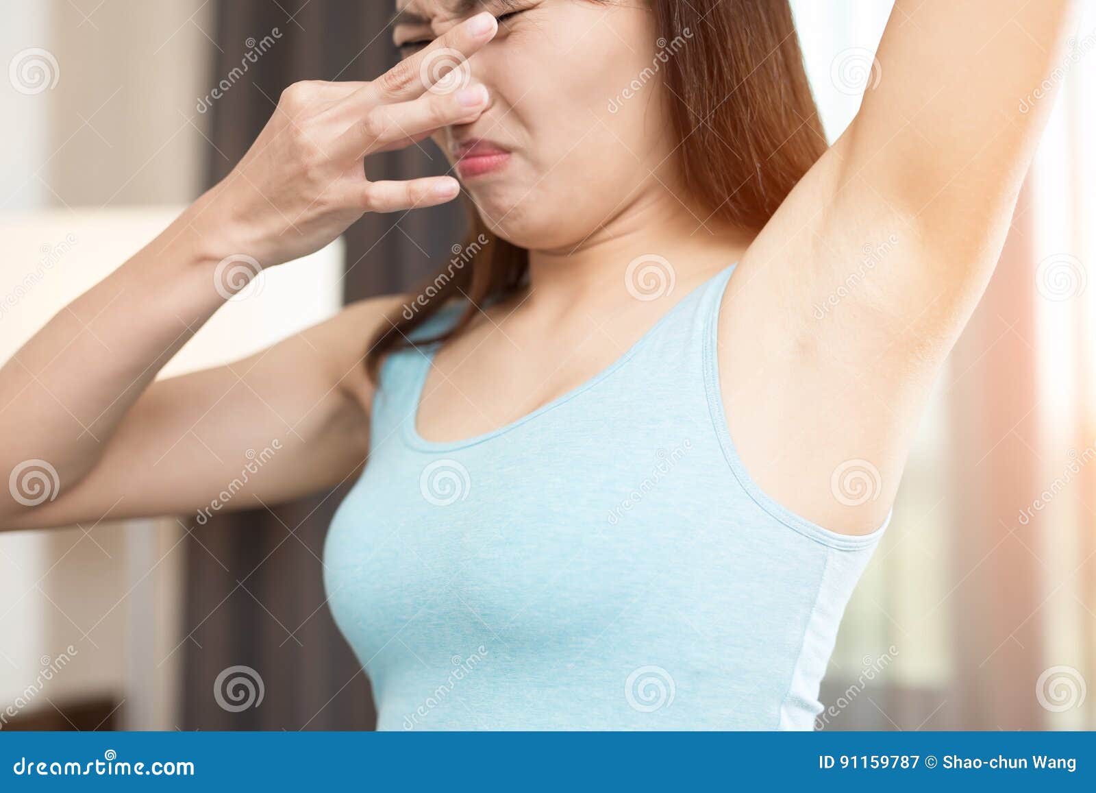 Donna con l'odore di corpo immagine stock. Immagine di difettoso 91159787