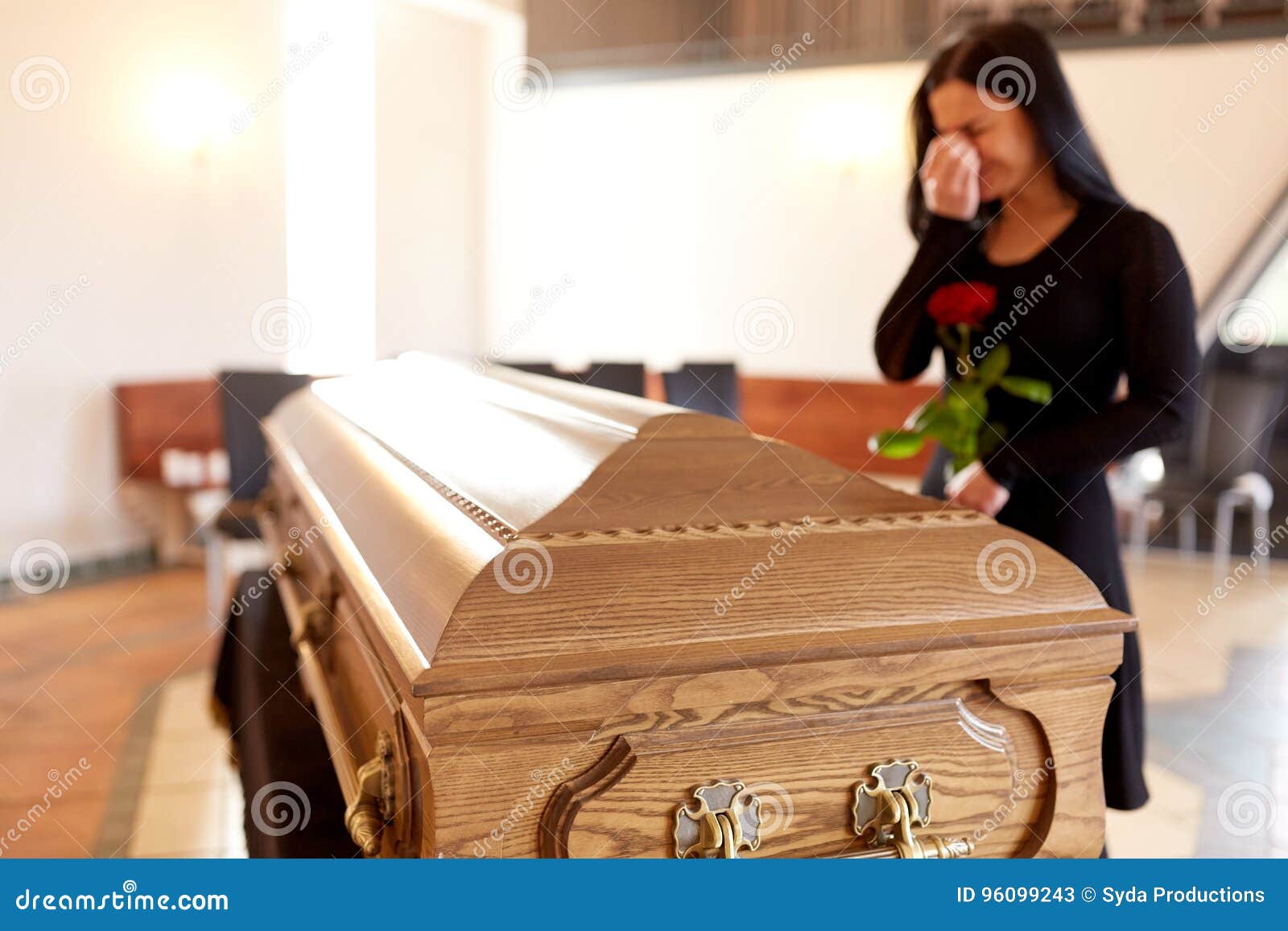 Alternative Al Funerale In Chiesa Donna Con La Bara Che Grida Al Funerale in Chiesa Immagine Stock