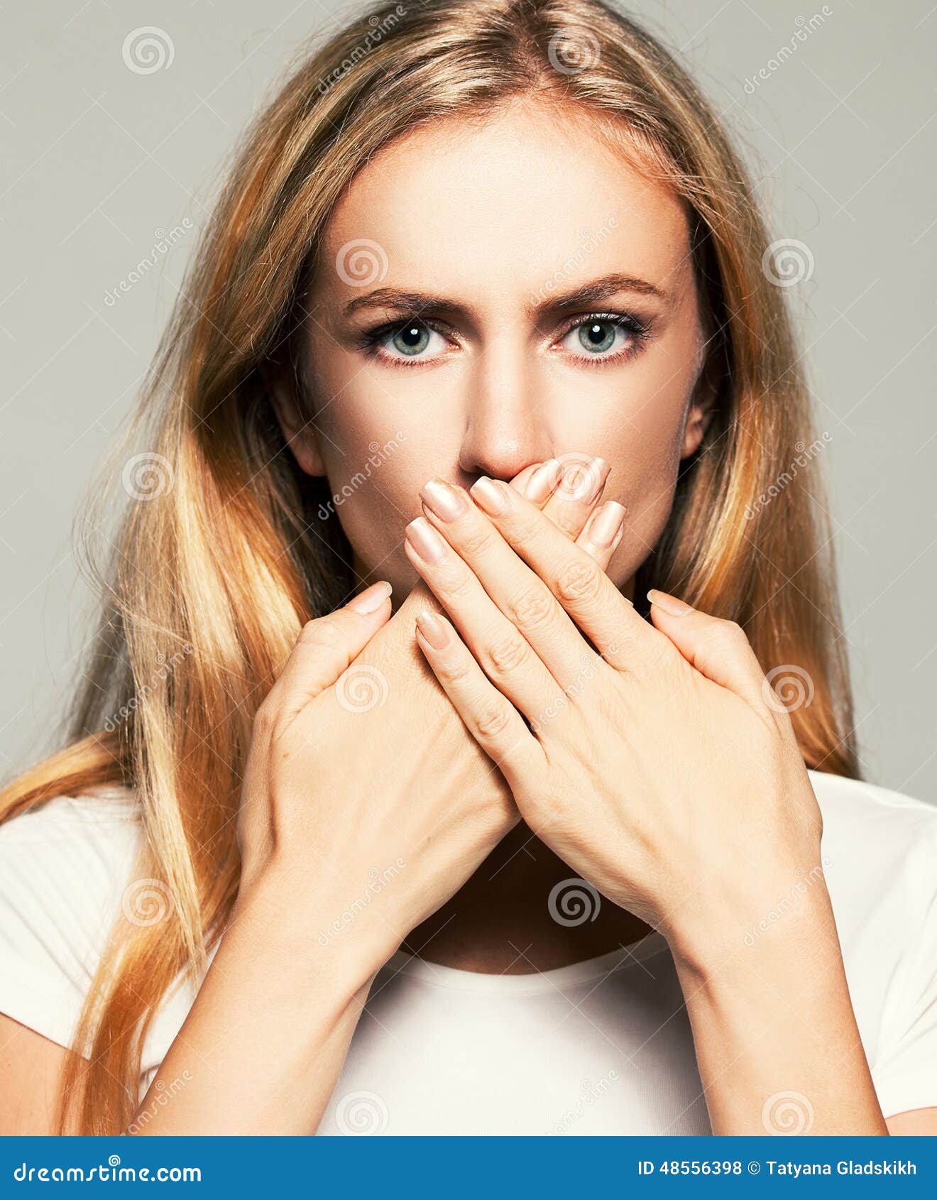 Sorriso A Bocca Chiusa Significato Donna con la bocca chiusa fotografia stock. Immagine di emozioni - 48556398