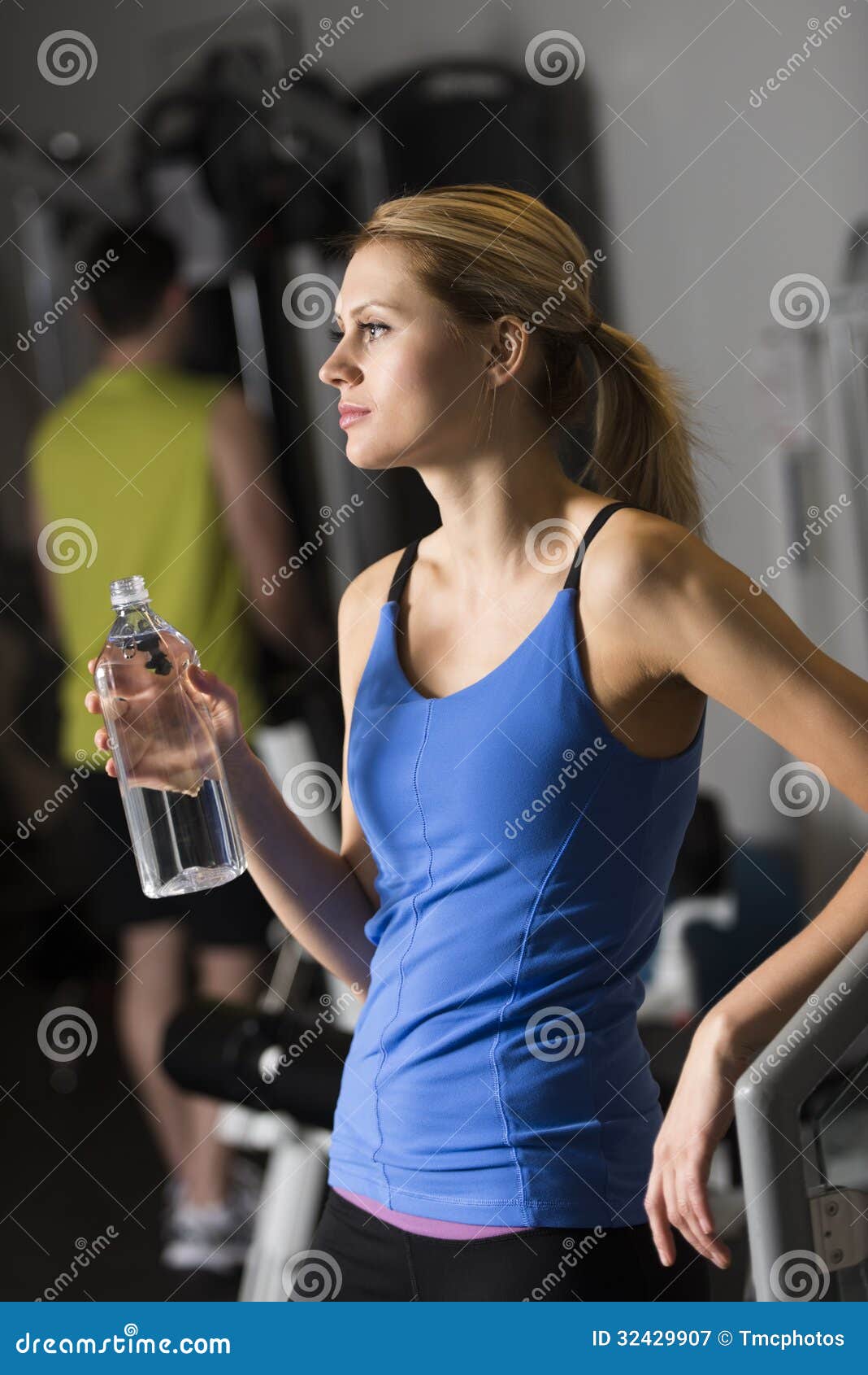 Donna Con La Bottiglia Di Acqua Che Distoglie Lo Sguardo Palestra Immagine  Stock - Immagine di contemplazione, fuoco: 32429907