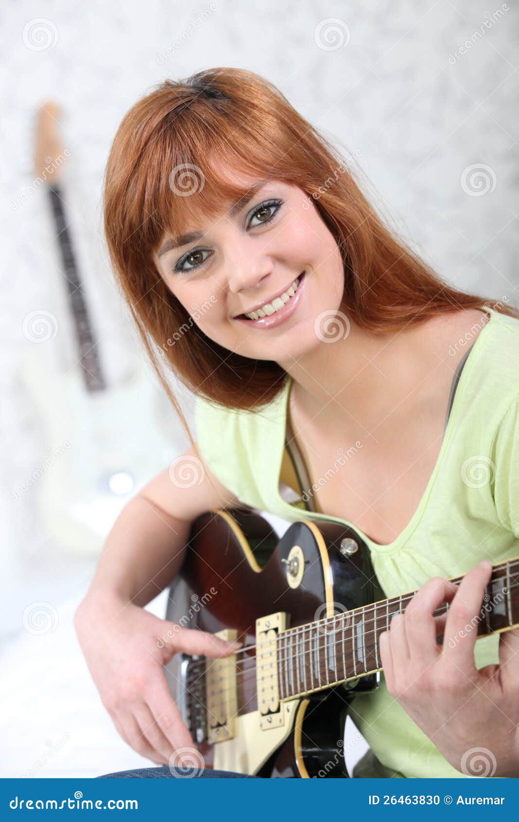 Donna Con La Chitarra Elettrica Fotografia Stock Immagine di