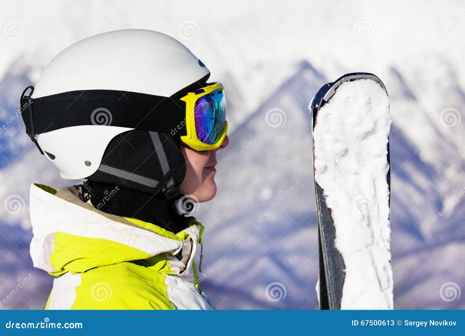 Donna Con La Passamontagna E Casco Sopra La Montagna Della Neve