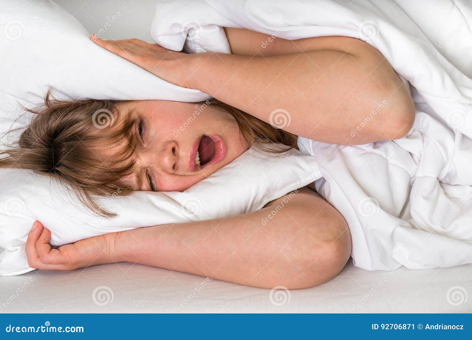 Dormire Con Il Braccio Sotto Il Cuscino Donna Con La Testa Sotto Il Suo Cuscino Che Prova A Dormire Immagine