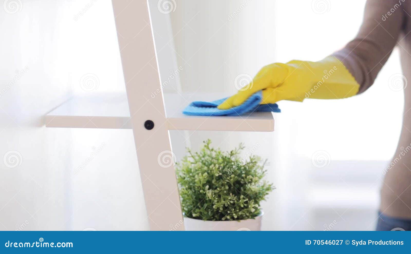 Donna con lo scaffale di pulizia dello spolveratore da polvere a ... Polvere in casa