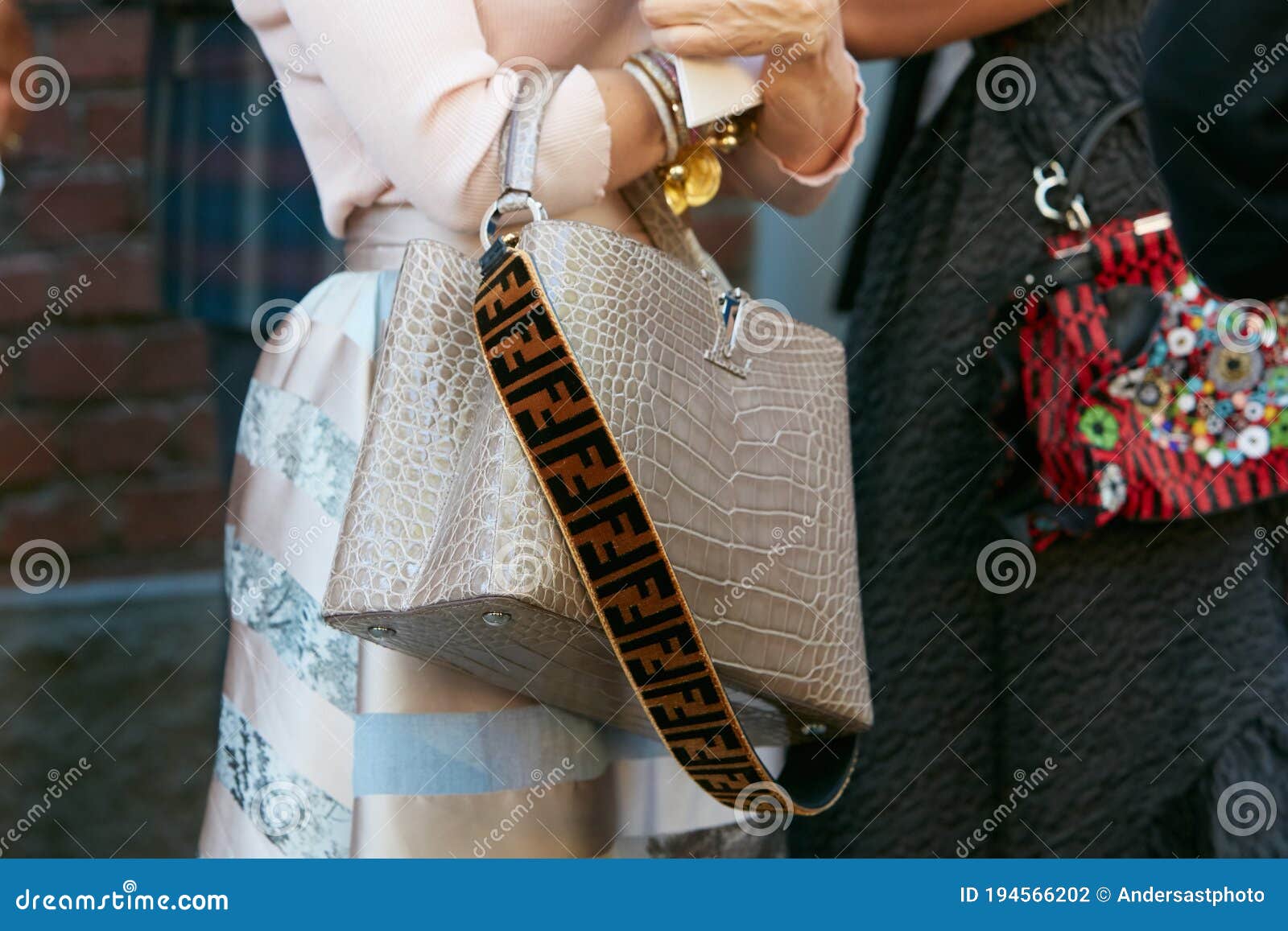 Donna Con Louis Vuitton Color Beige, Marrone E Blu, Con Logo D'oro