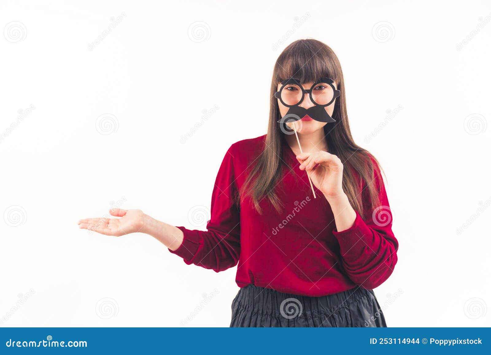 Donna Con Lunghi Capelli Castani E Ben Stretti Che Si Ricoprono La Faccia  Con Dei Baffi Di Carta Finti E Occhiali Su Un Bastone Ch Fotografia Stock -  Immagine di mascherato, brunetta